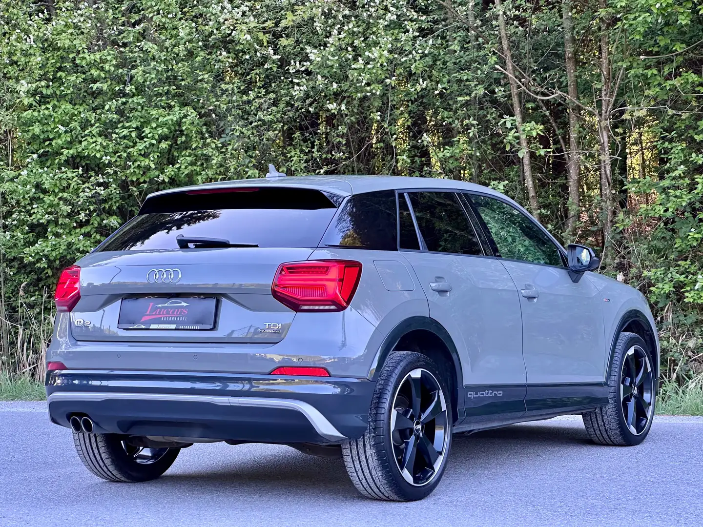Audi Q2 quattro sport SLINE 2.0TDI Aut *VIRTUAL*NAVI*LEDER Grau - 2