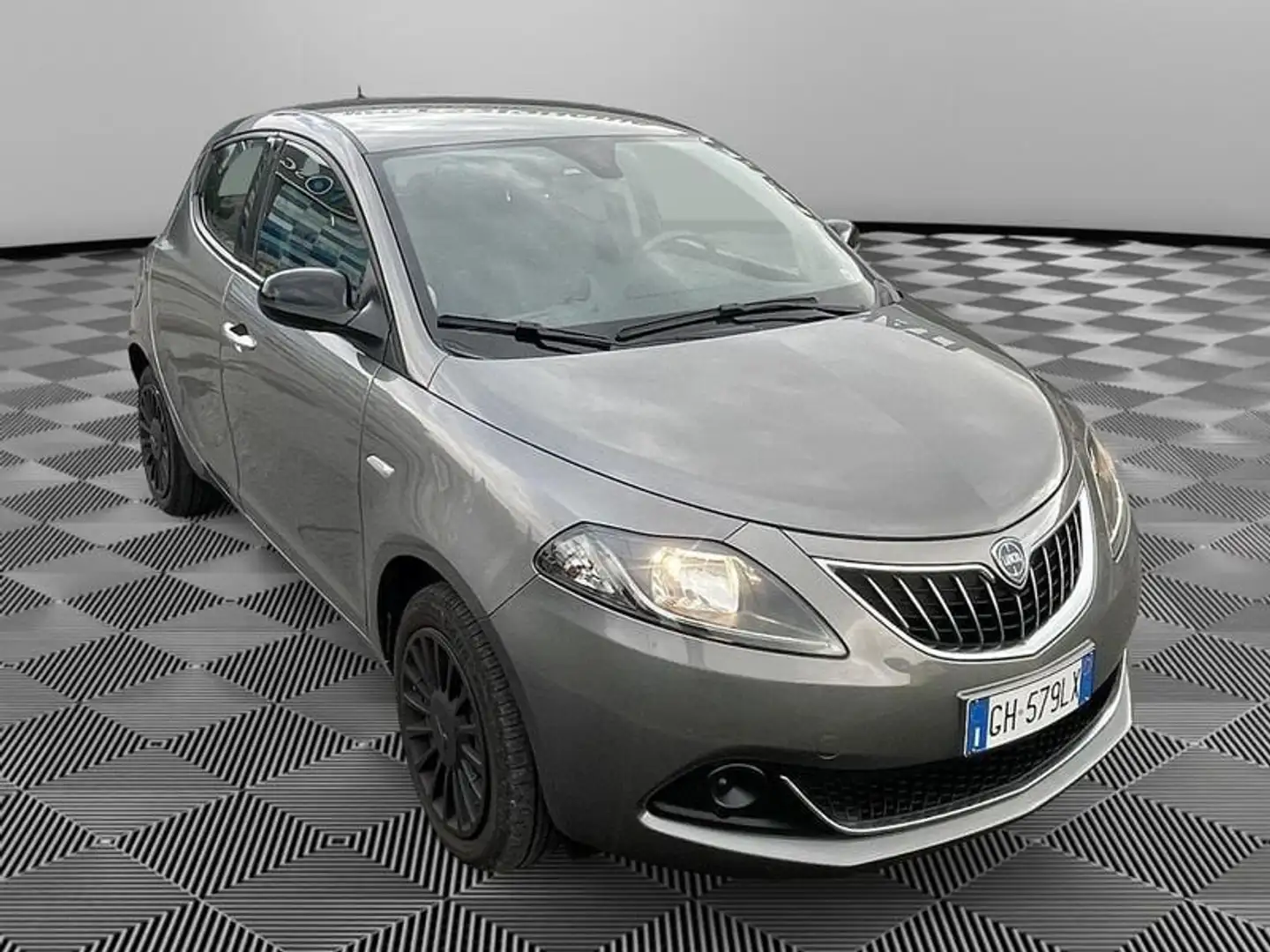 Lancia Ypsilon 1.0 FireFly 5 porte S&S Hybrid Silver Šedá - 2
