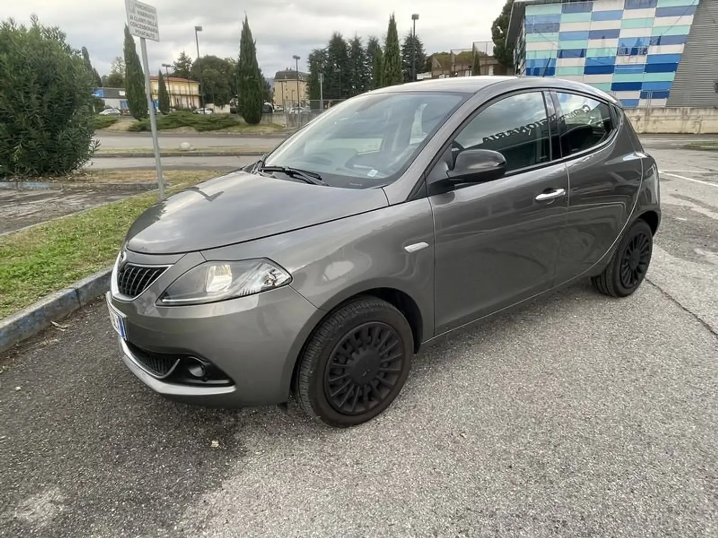 Lancia Ypsilon 1.0 FireFly 5 porte S&S Hybrid Silver Šedá - 1
