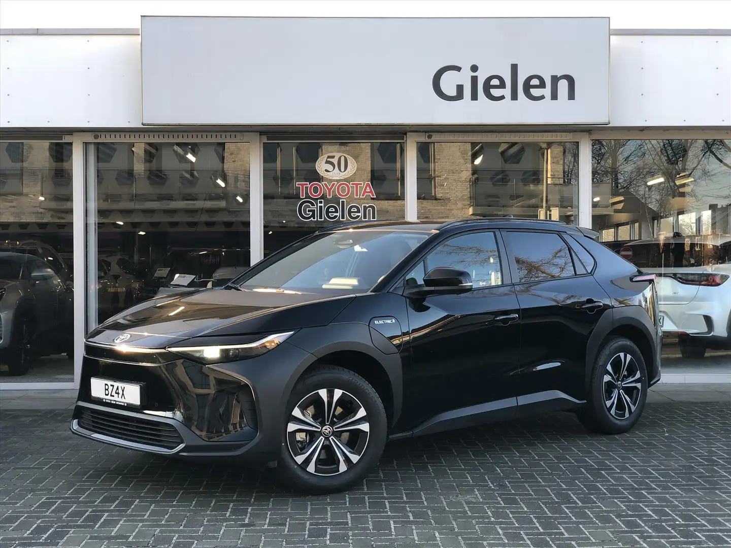 Toyota bZ4X 71,4 kWh 204pk Dynamic | Groot scherm, 360 Camera, Zwart - 1
