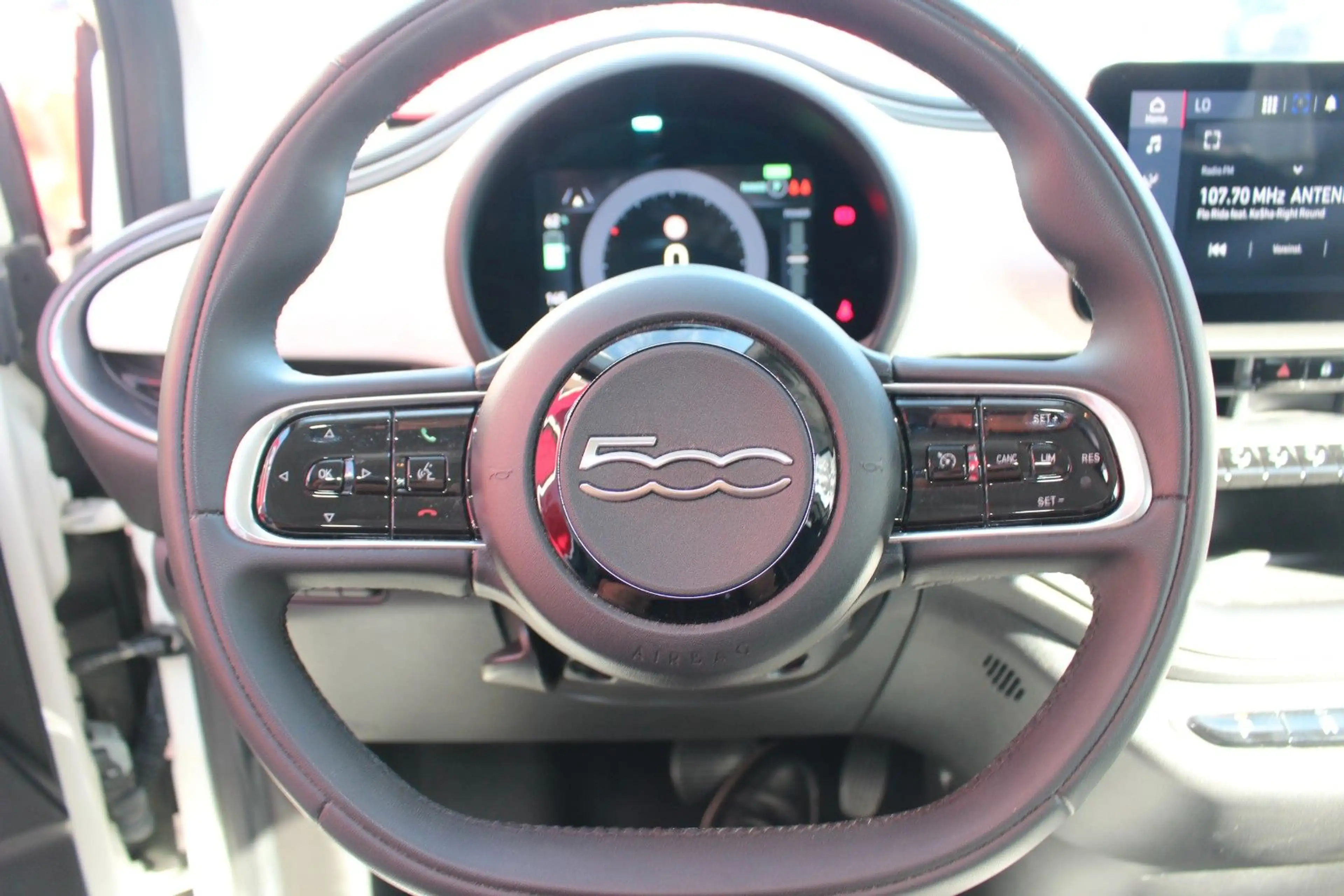 Fiat 500e CARPLAY/ SOH 96,5% — photo 13