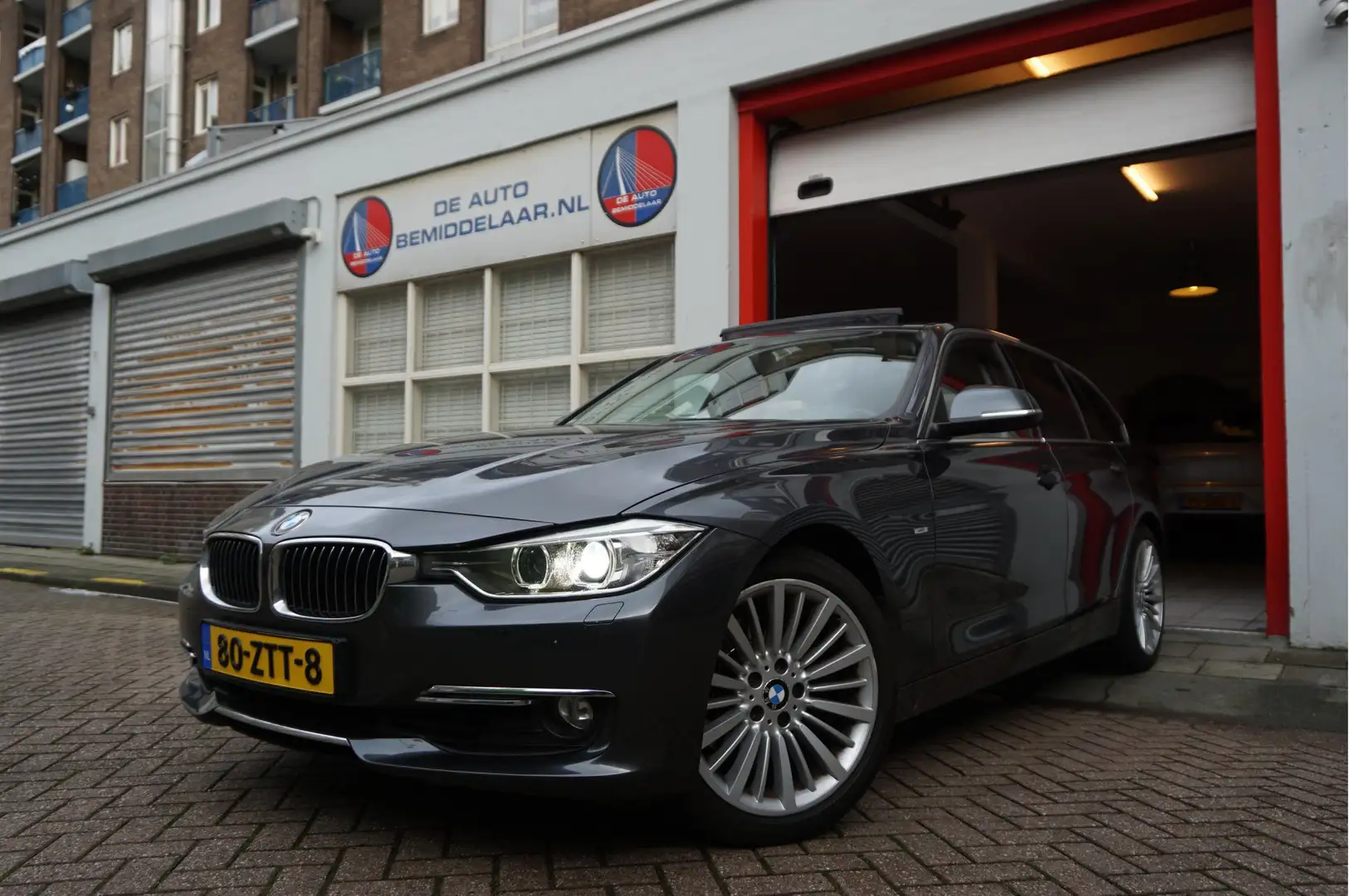 BMW 328 3-serie Touring 328i Upgrade Edition Luxury Line A Grijs - 1