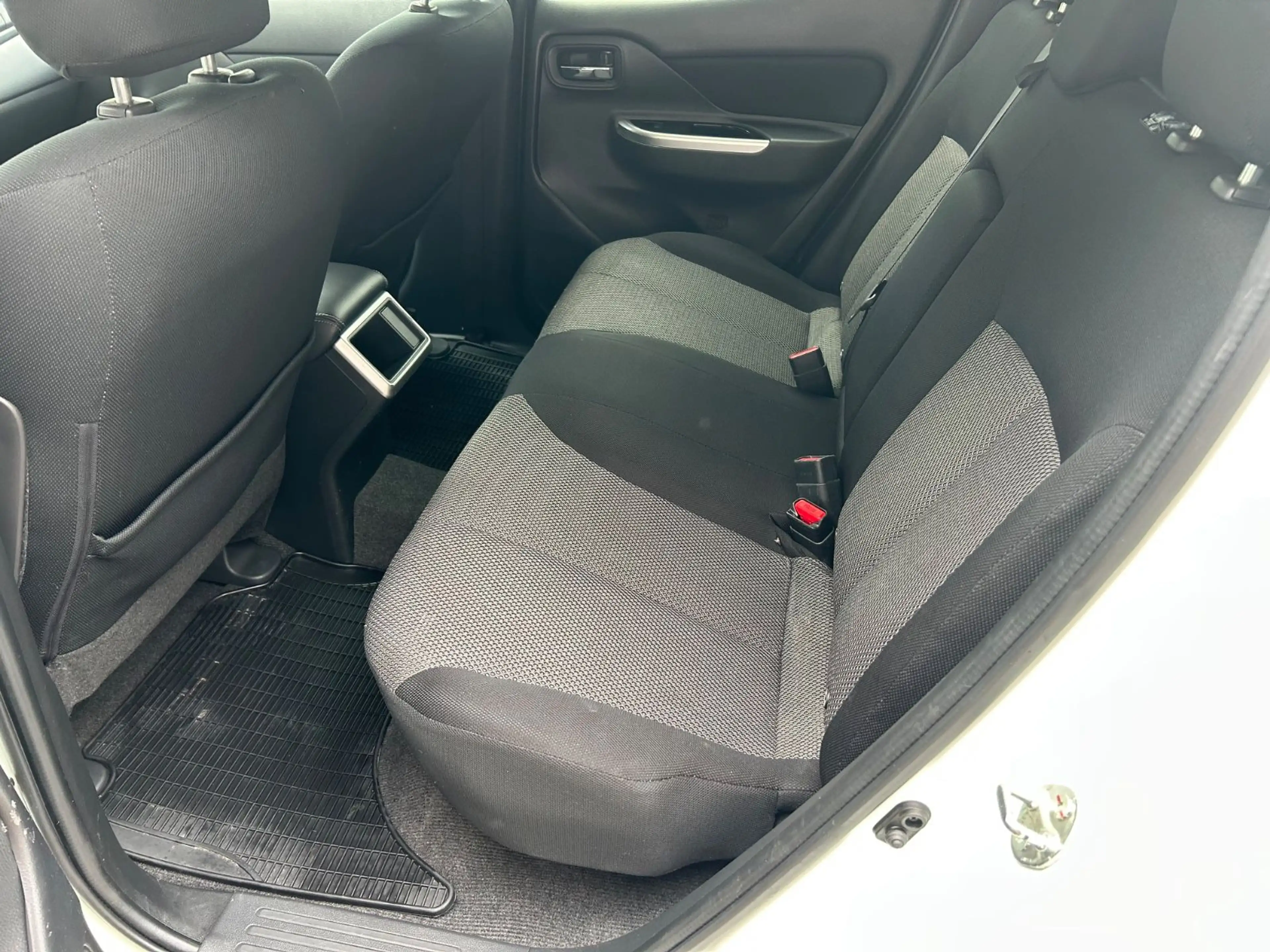 Mitsubishi L200 Plus Doppelkabine 4WD Kamera Standhzg Autom — photo 10