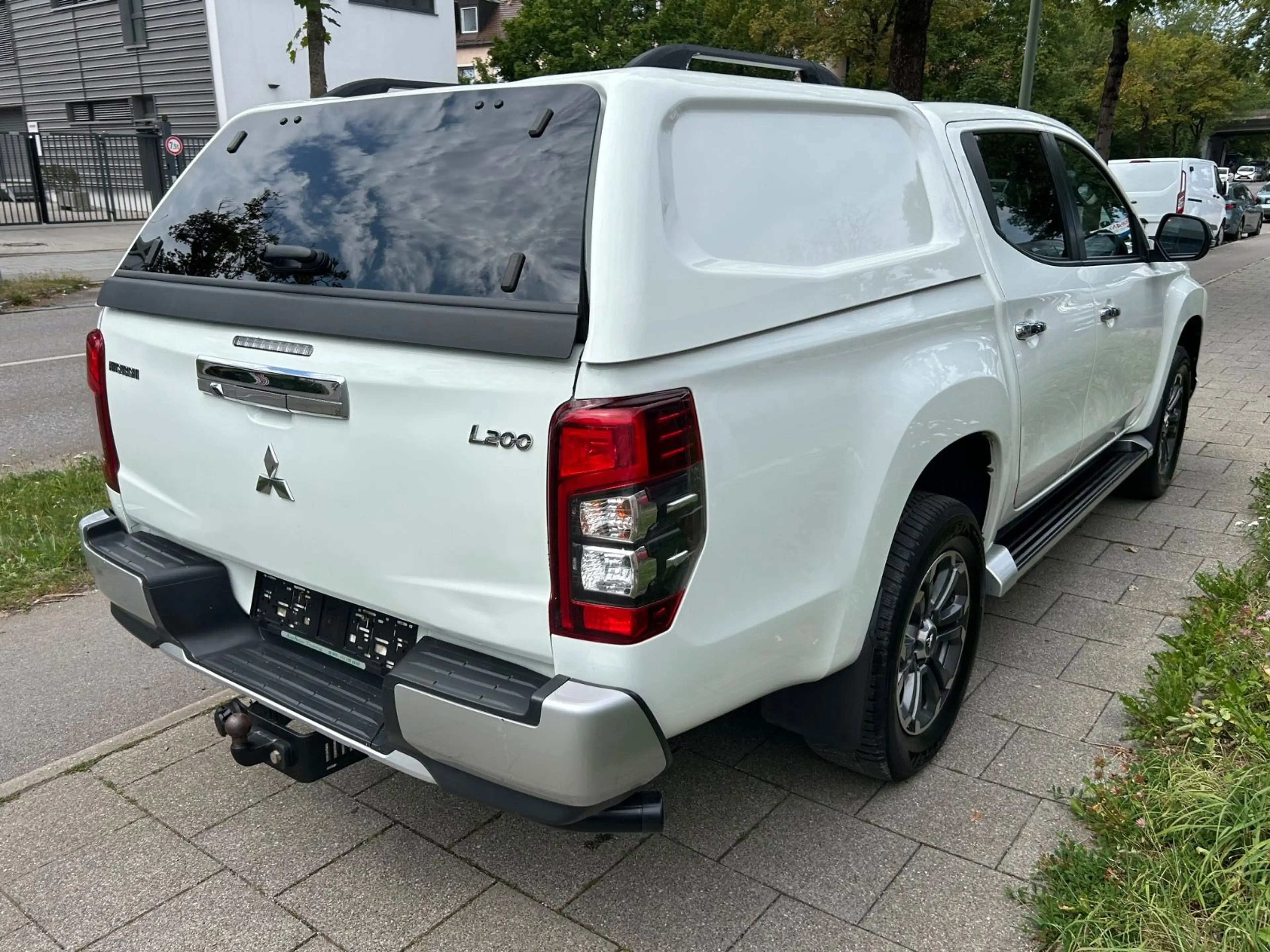 Mitsubishi L200 Plus Doppelkabine 4WD Kamera Standhzg Autom — photo 7