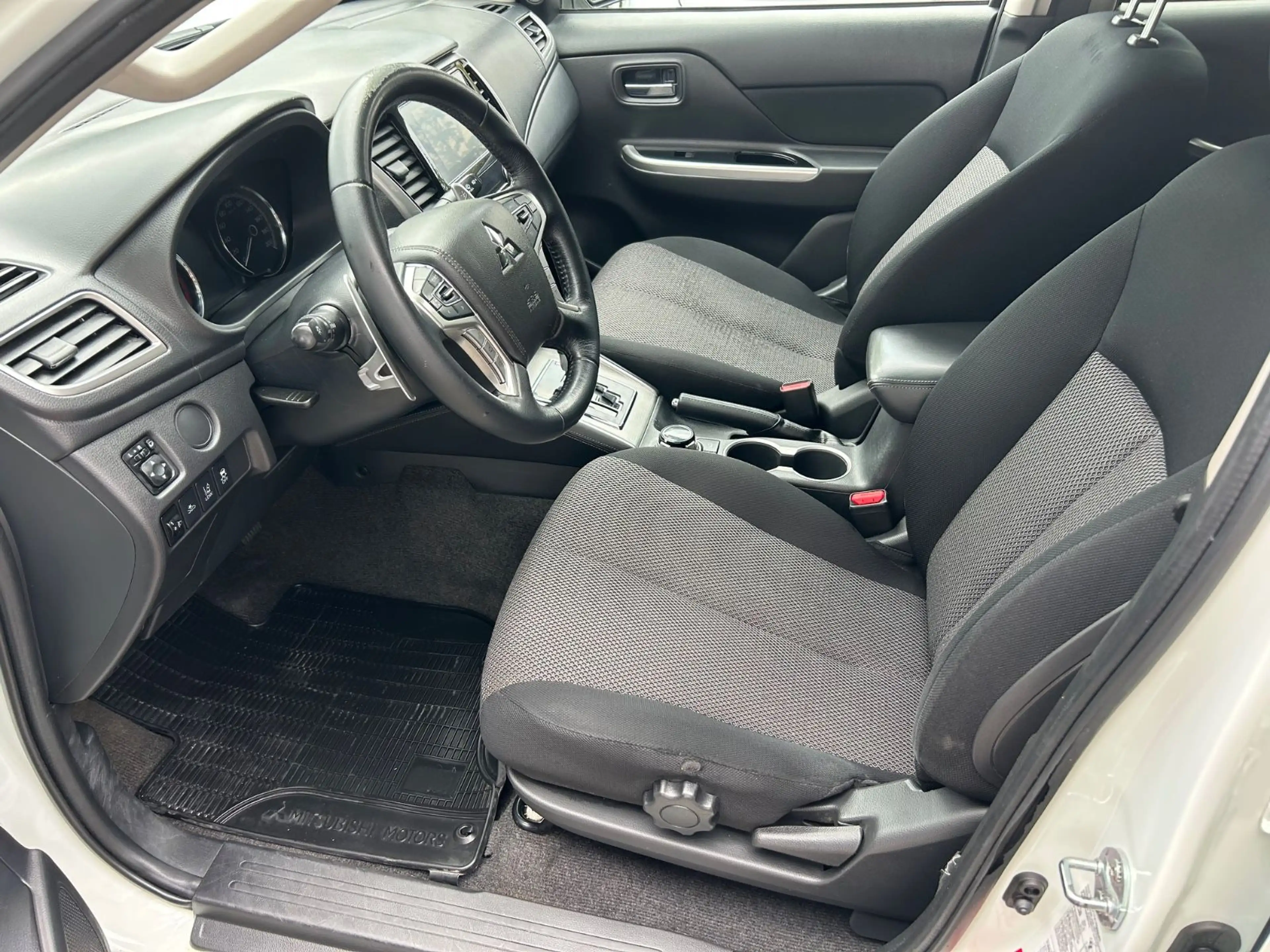 Mitsubishi L200 Plus Doppelkabine 4WD Kamera Standhzg Autom — photo 9