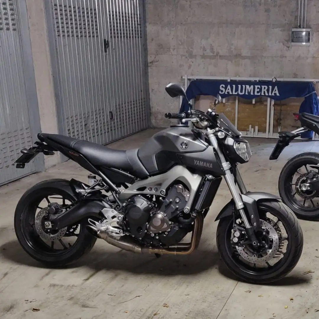 Yamaha MT-09 akrapovic Gris - 2