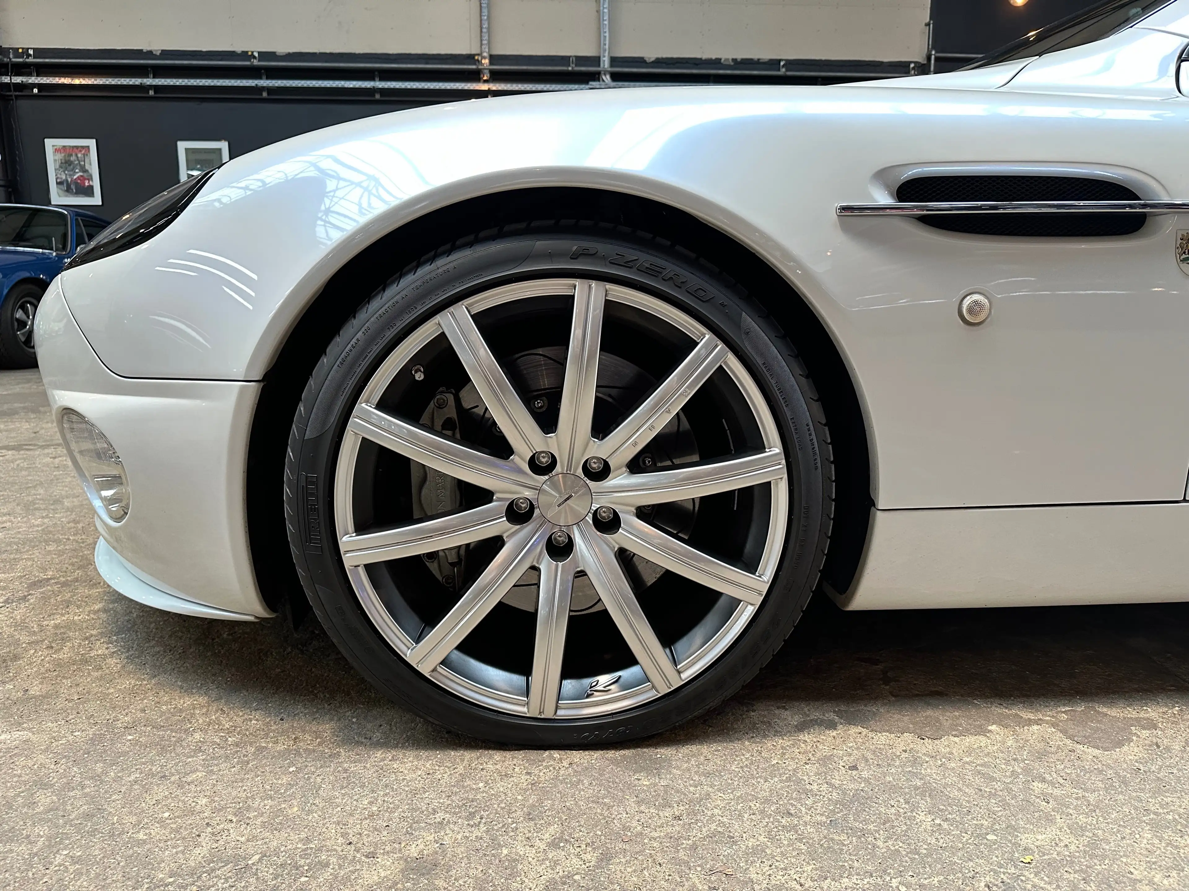 Aston Martin Vanquish S — photo 14