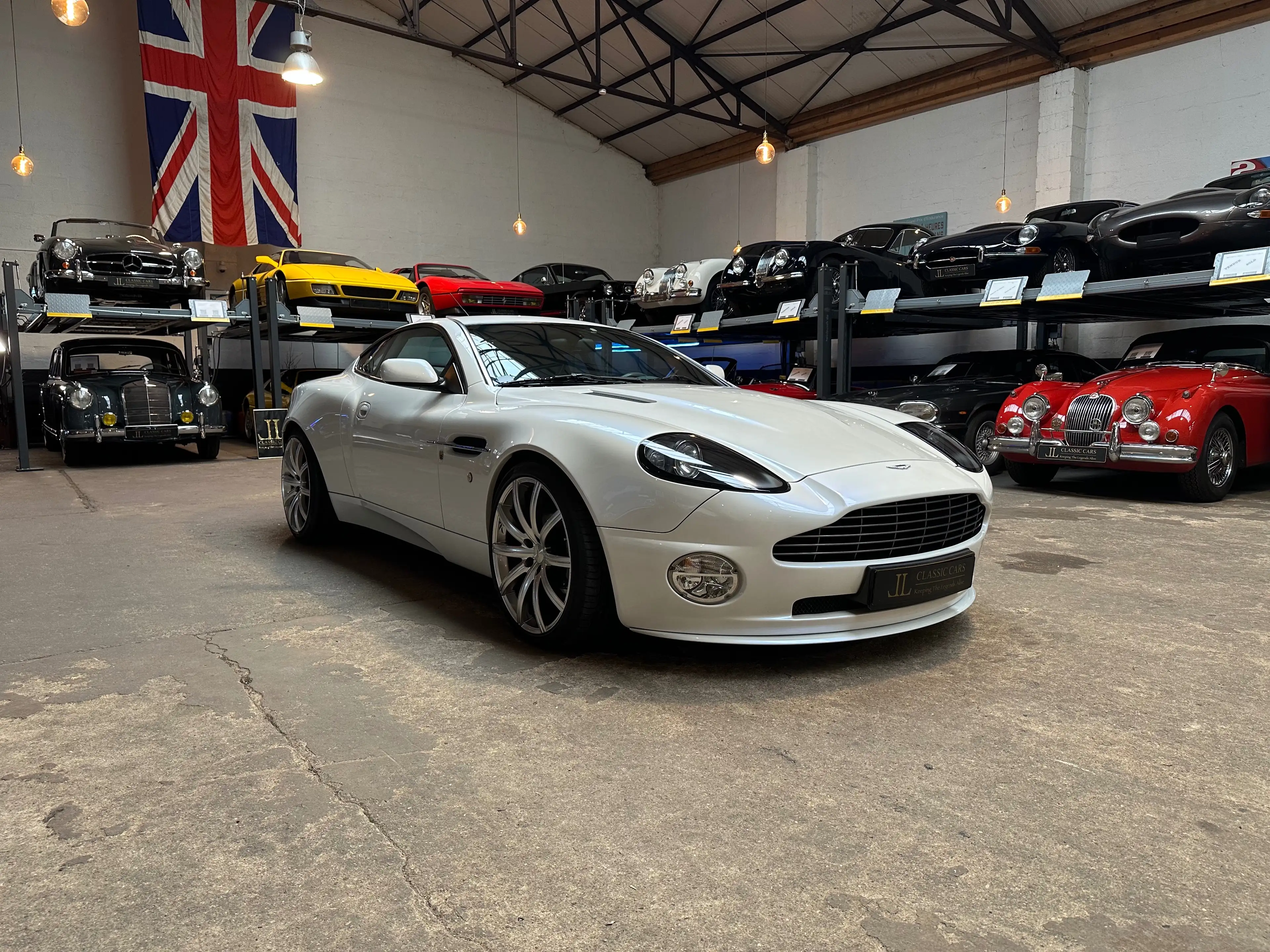 Aston Martin Vanquish S — photo 10