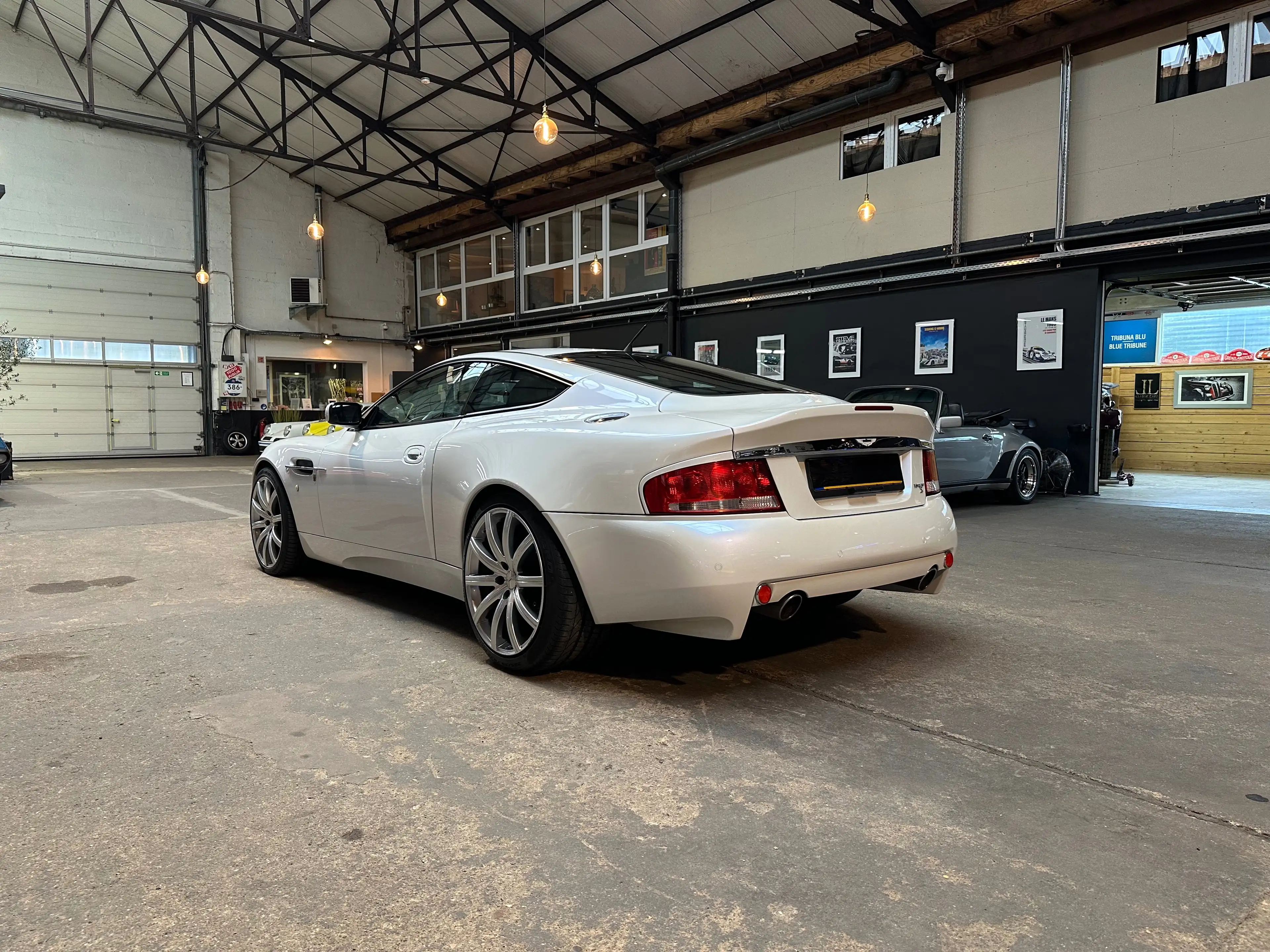Aston Martin Vanquish S — photo 5
