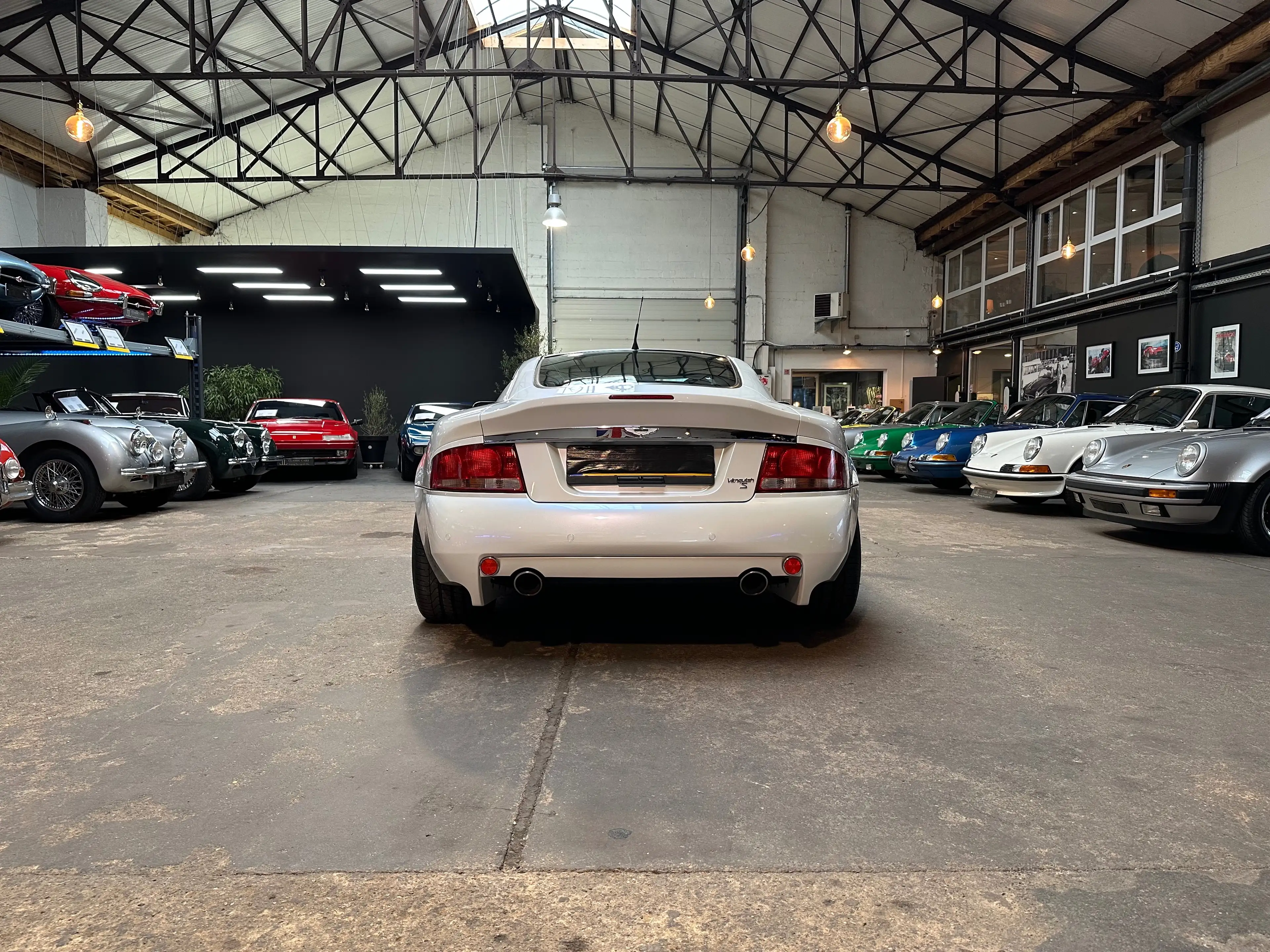 Aston Martin Vanquish S — photo 6