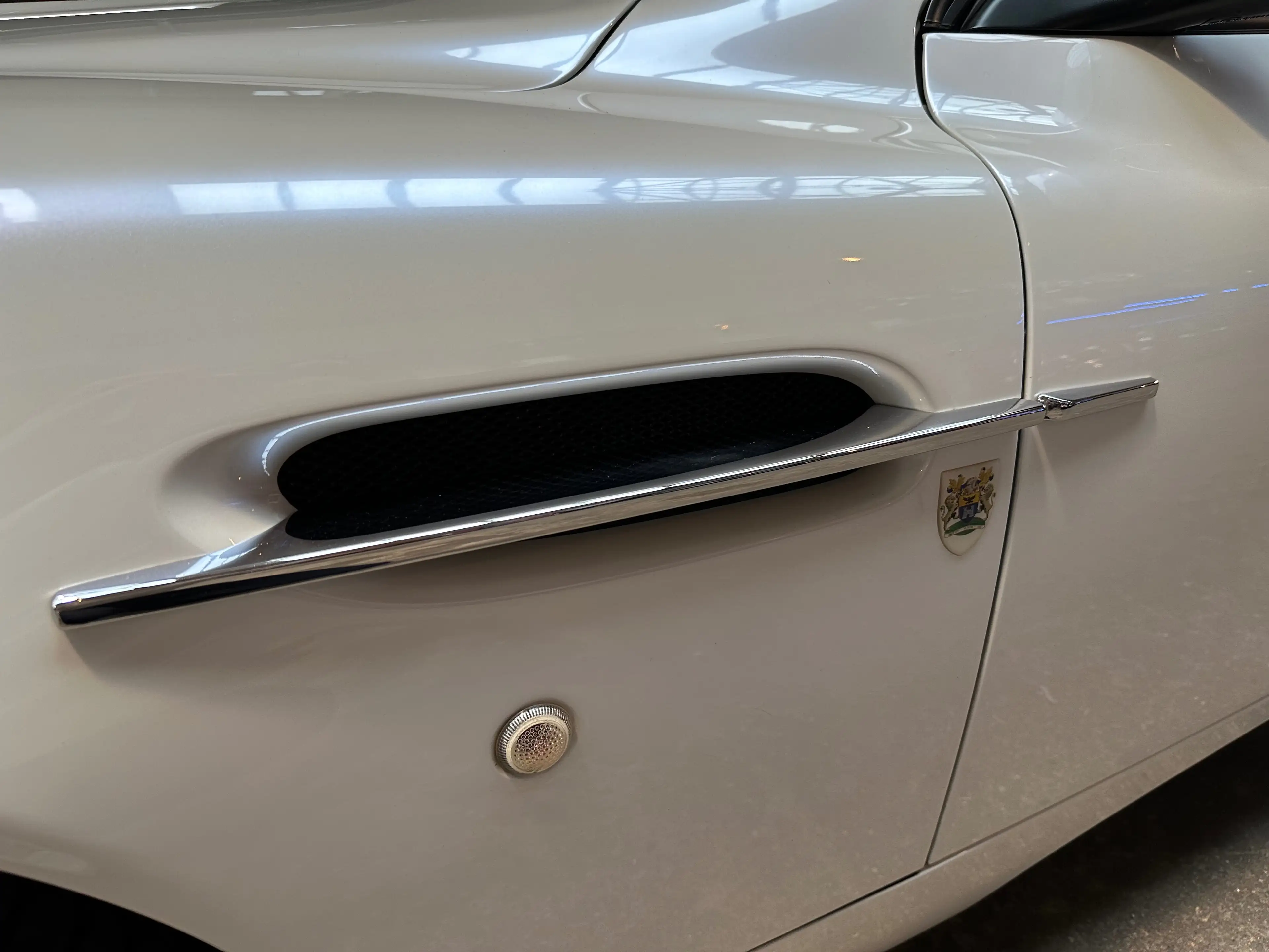 Aston Martin Vanquish S — photo 15