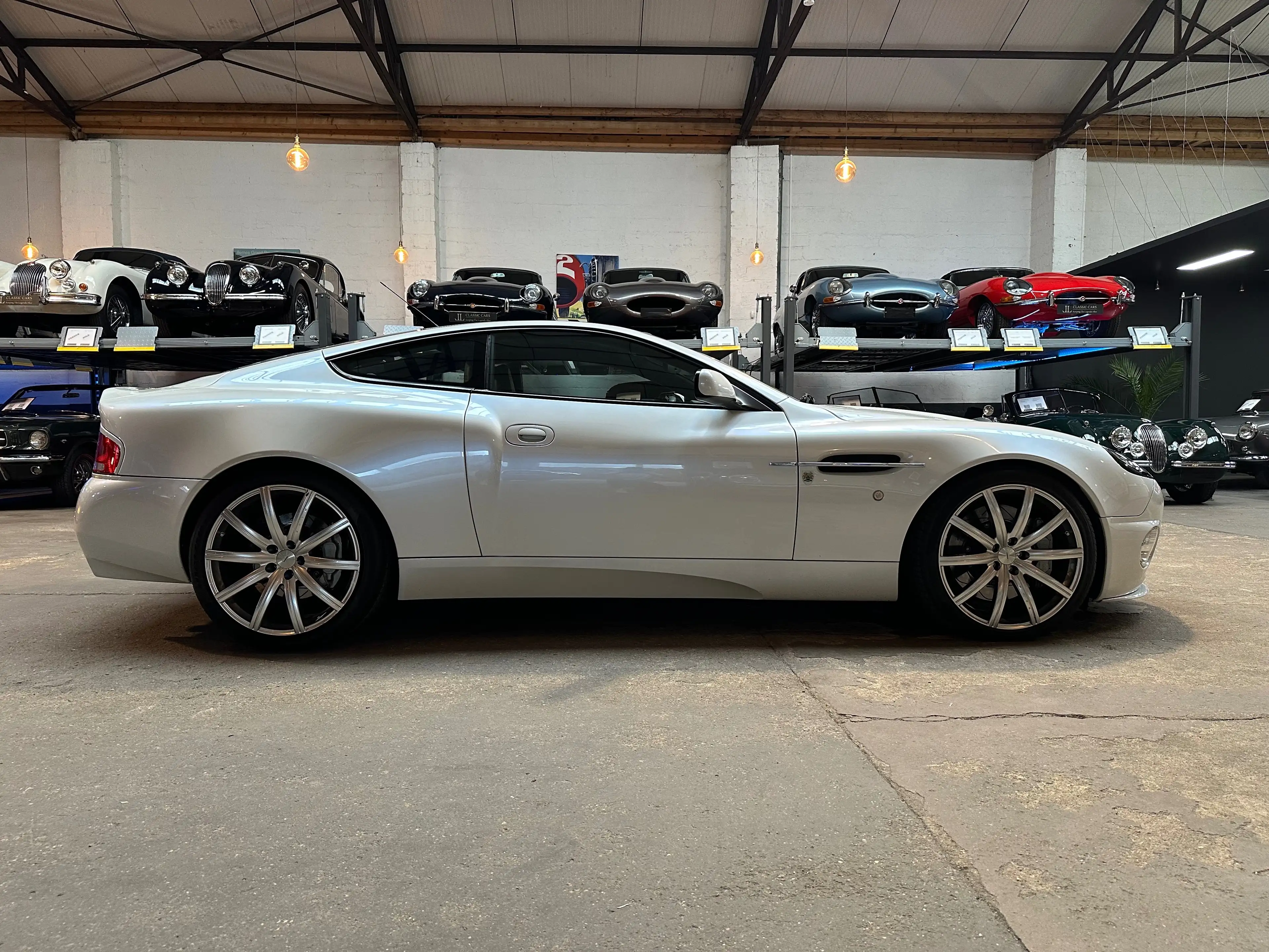 Aston Martin Vanquish S — photo 9
