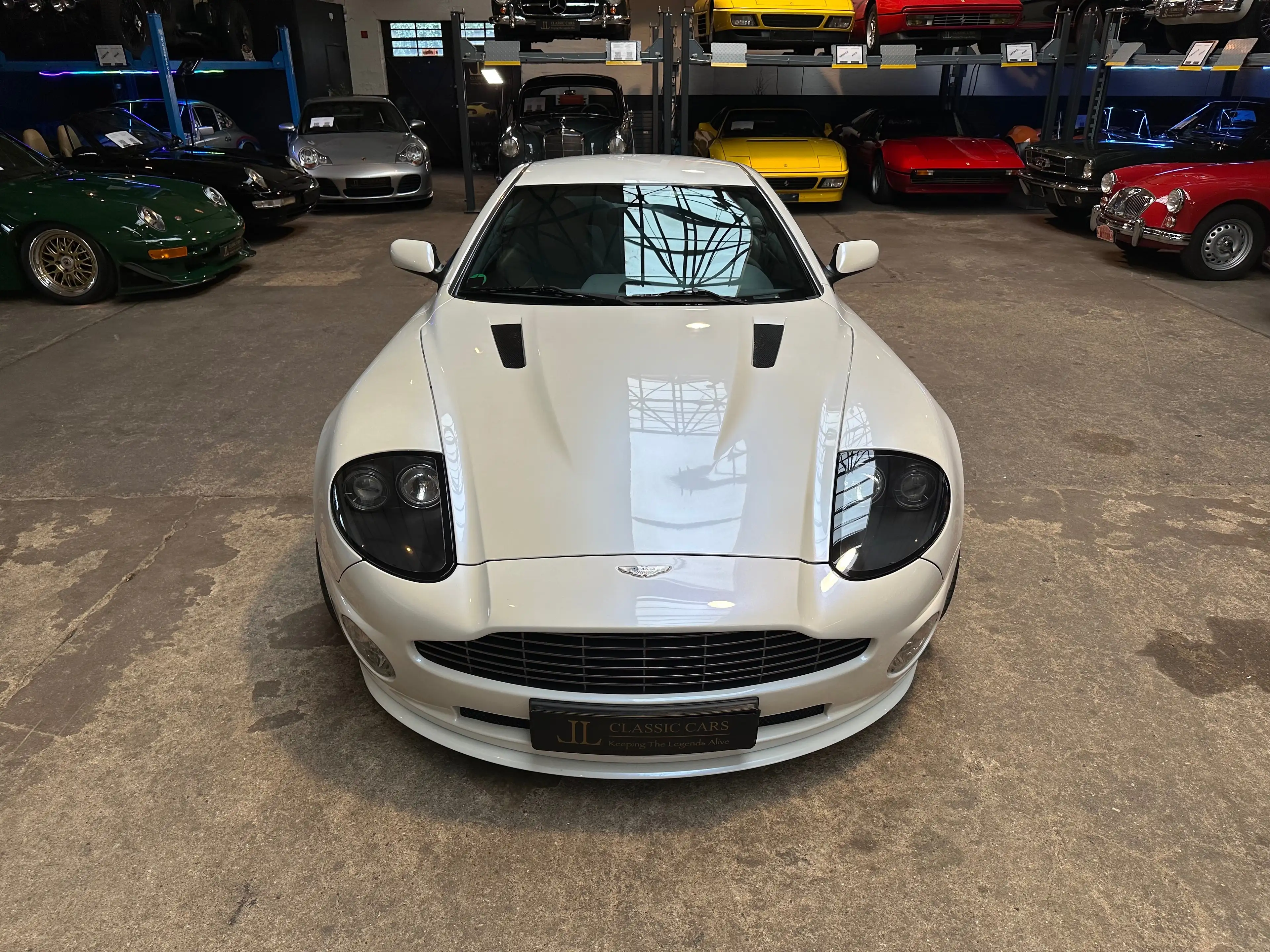 Aston Martin Vanquish S — photo 3