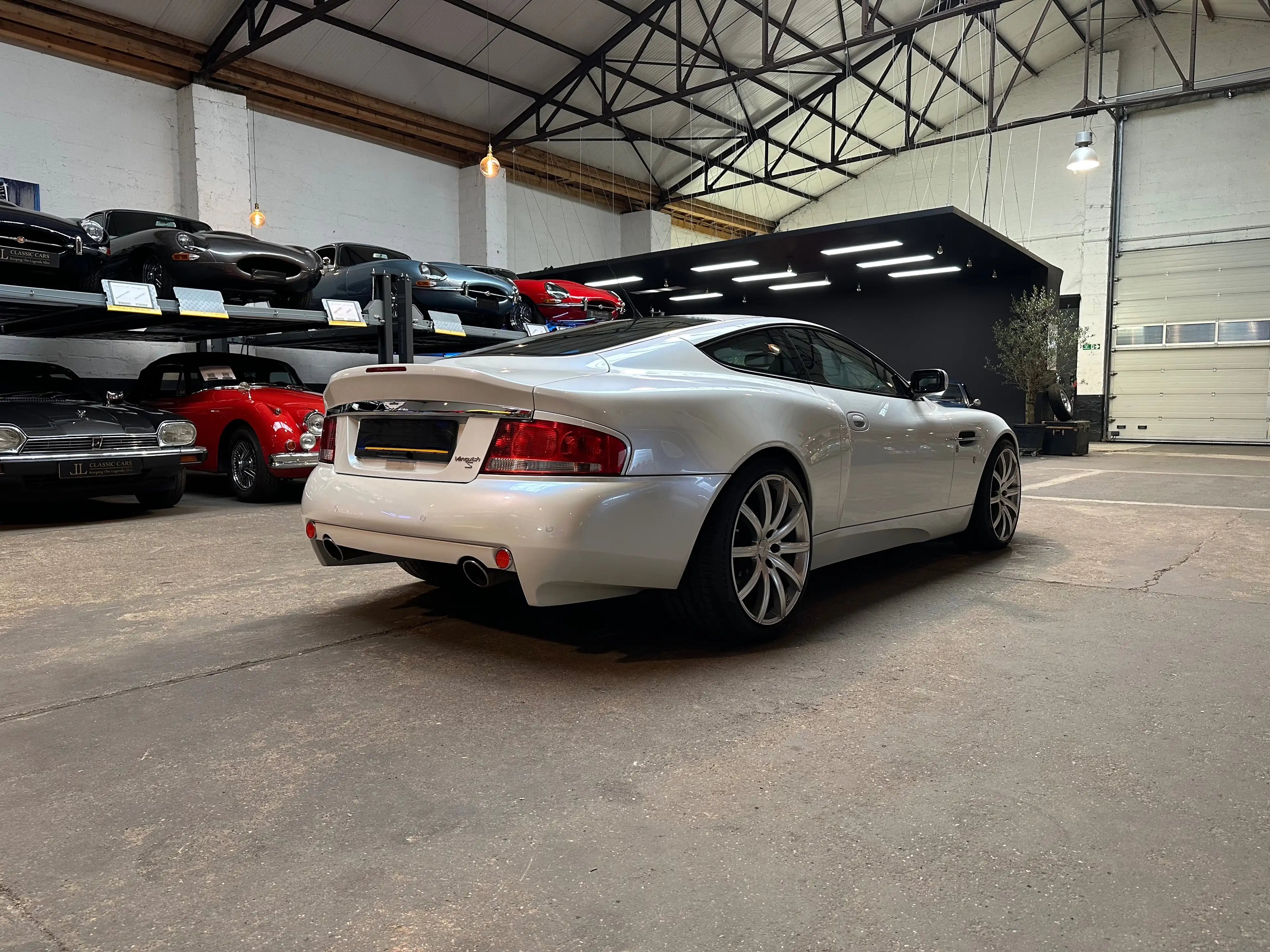 Aston Martin Vanquish S — photo 8