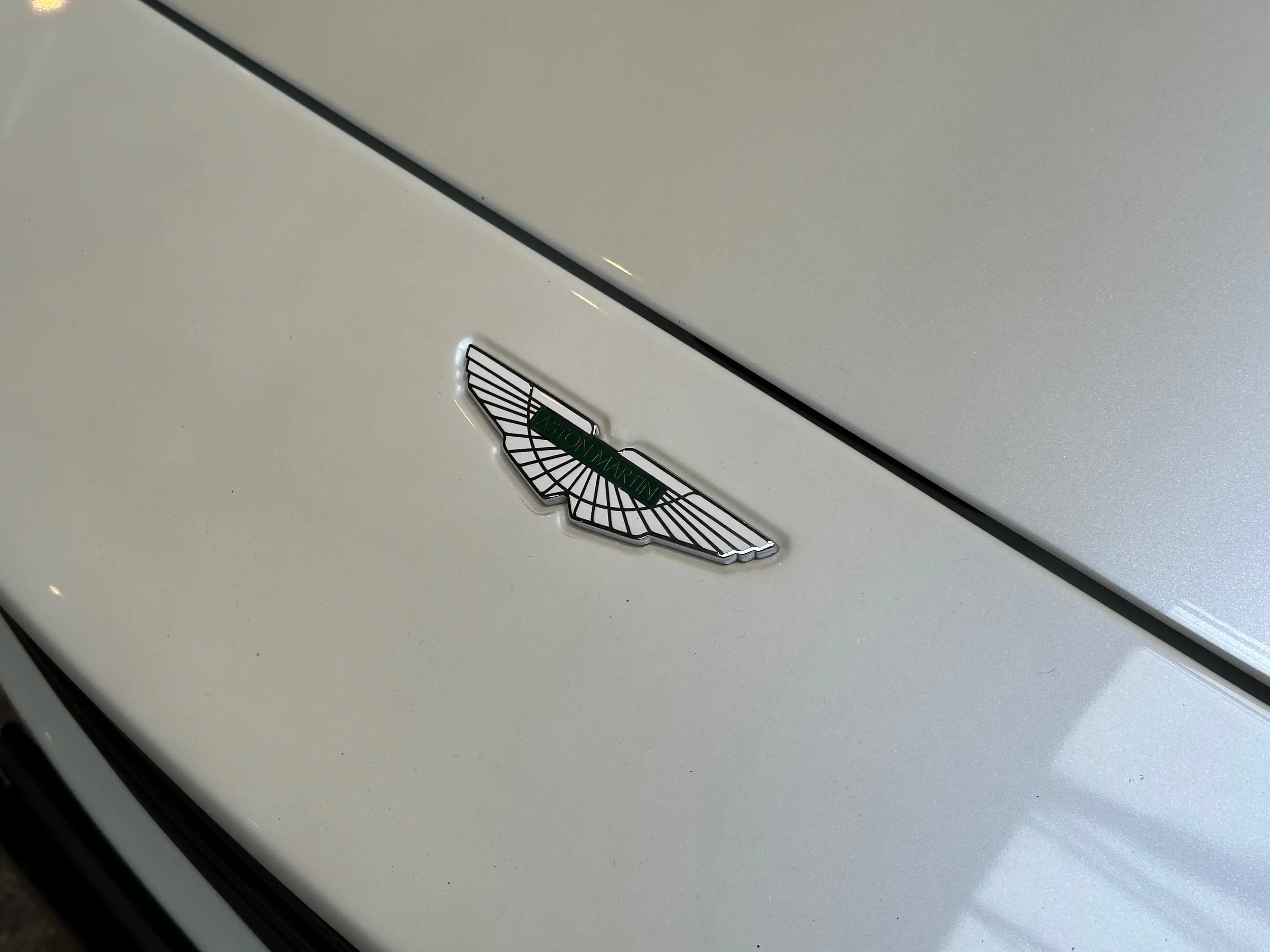 Aston Martin Vanquish S — photo 11