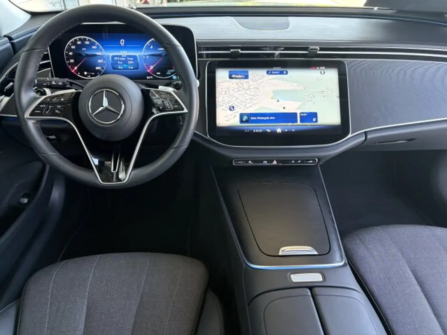 Mercedes-Benz E 220 E 220 d T AVANTGARDE Advanced AHK Distr. Pano-D. Weiß - 2