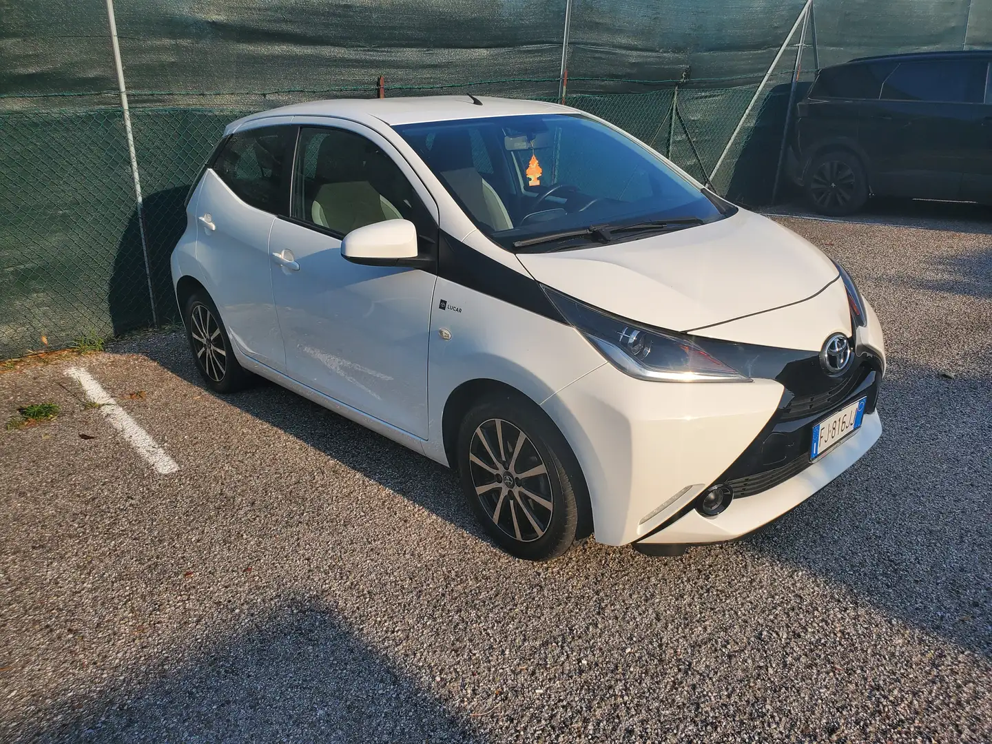 Toyota Aygo Aygo II 5p 1.0 x-play Automatica/NEOPATENTATI Bianco - 2