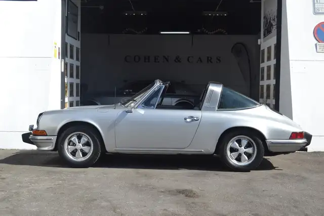 Porsche 911 view 6