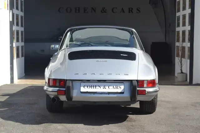 Porsche 911 view 4