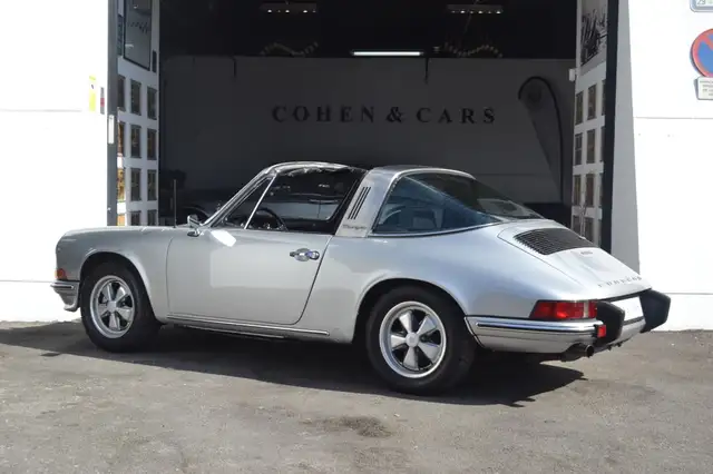 Porsche 911 view 5