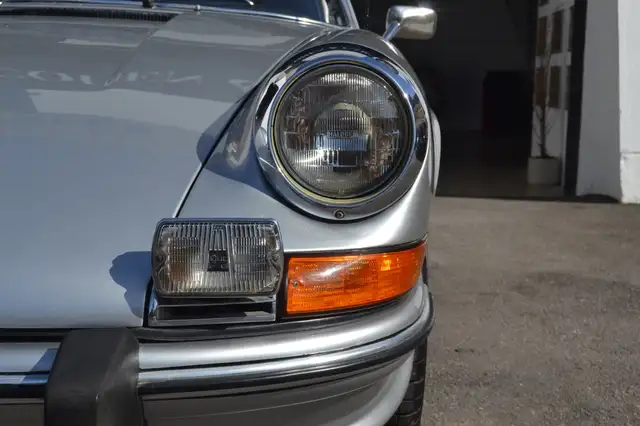 Porsche 911 view 8