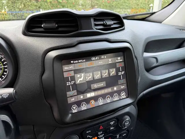 Jeep Renegade view 21