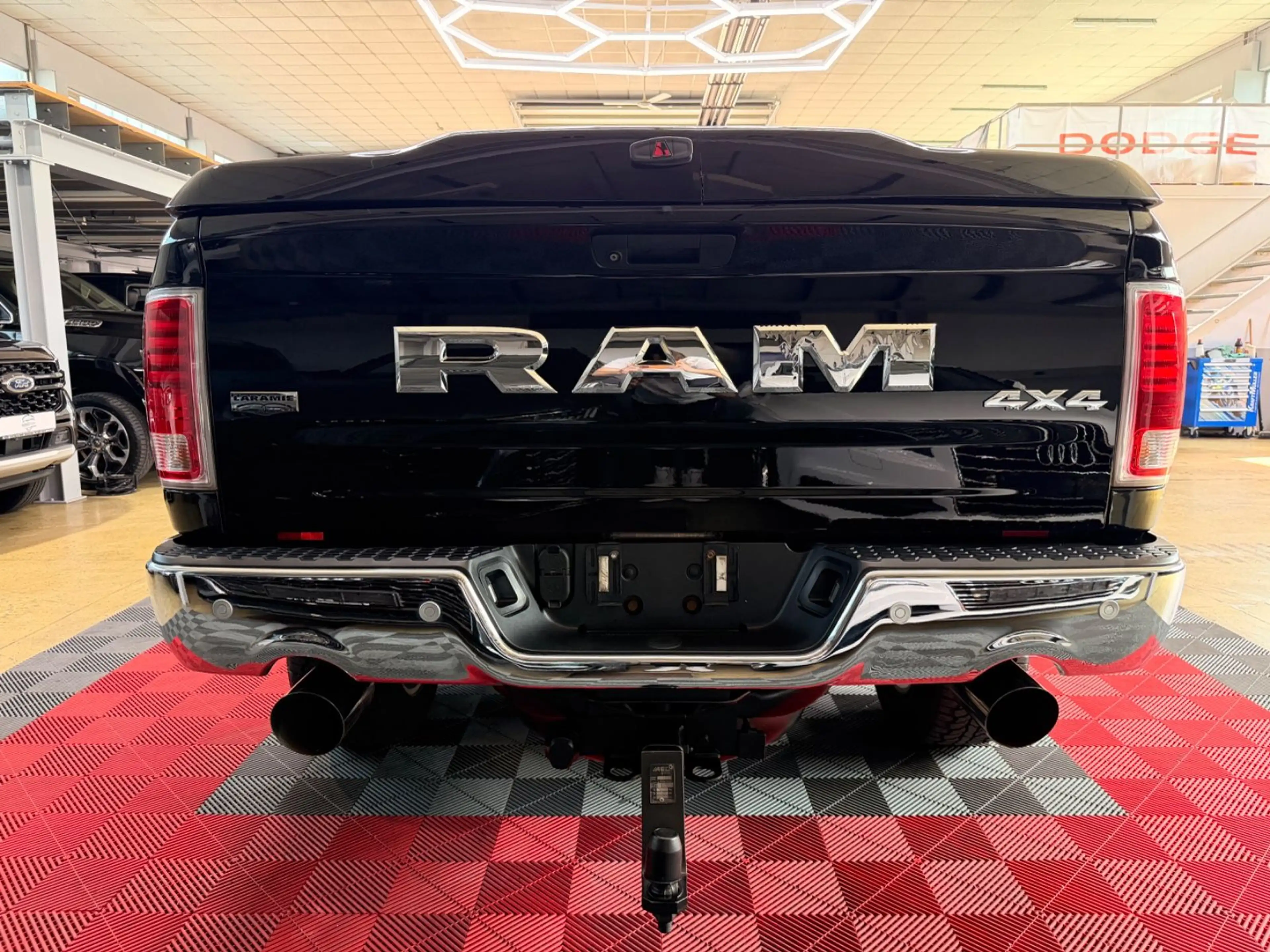 Dodge RAM 1500 5.7 HEMI Laramie 4X4 LPG-Prins Crew Cab — photo 11