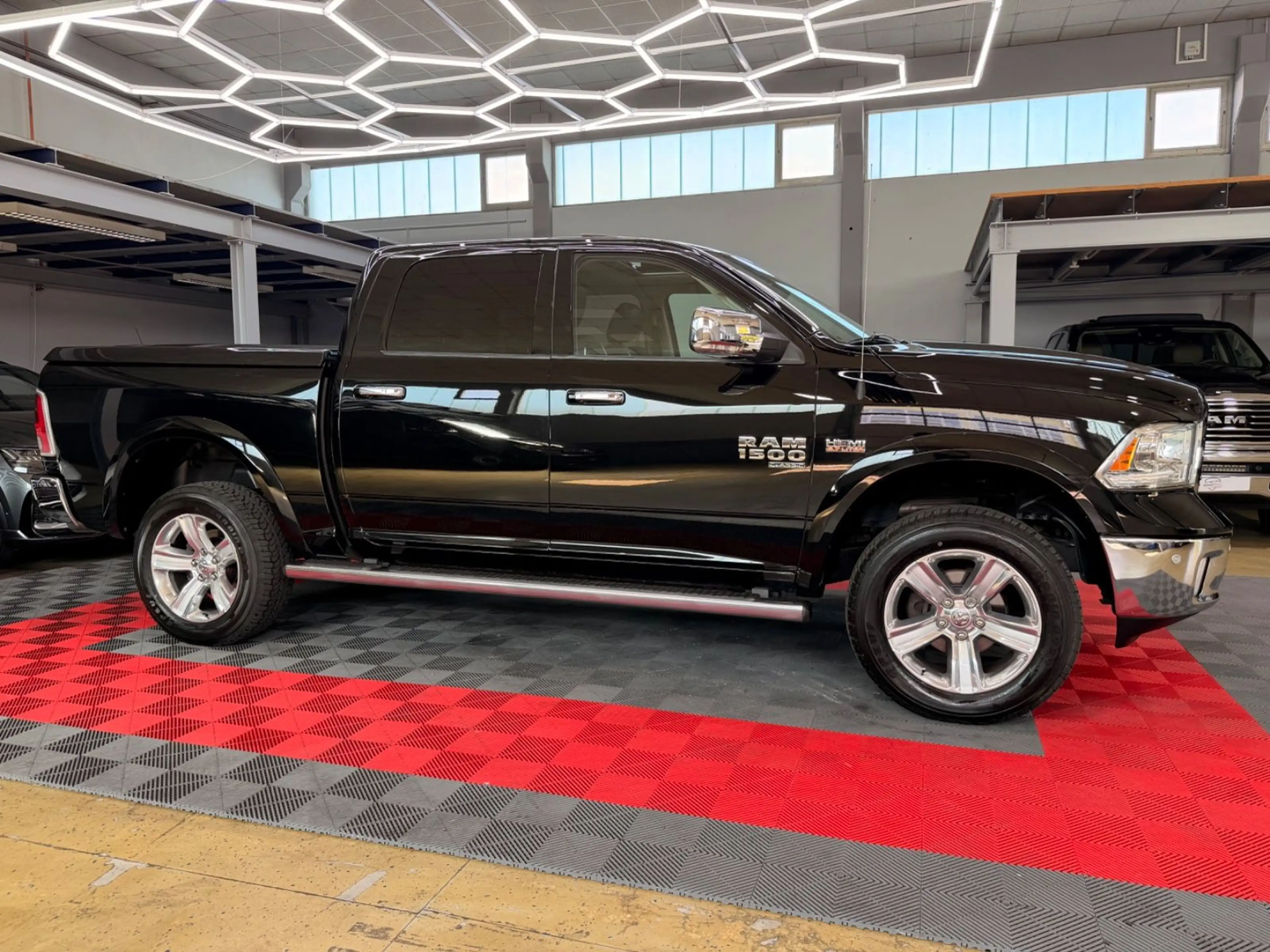 Dodge RAM 1500 5.7 HEMI Laramie 4X4 LPG-Prins Crew Cab — photo 12