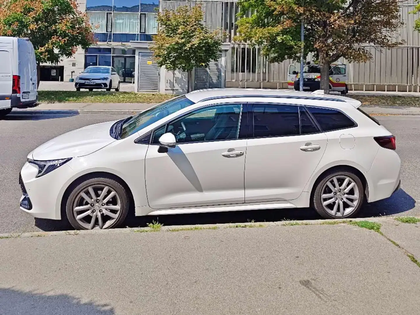 Toyota Corolla TS 1.8 Hybrid Active2024|Relax Garantie|8-fach Alu Weiß - 2