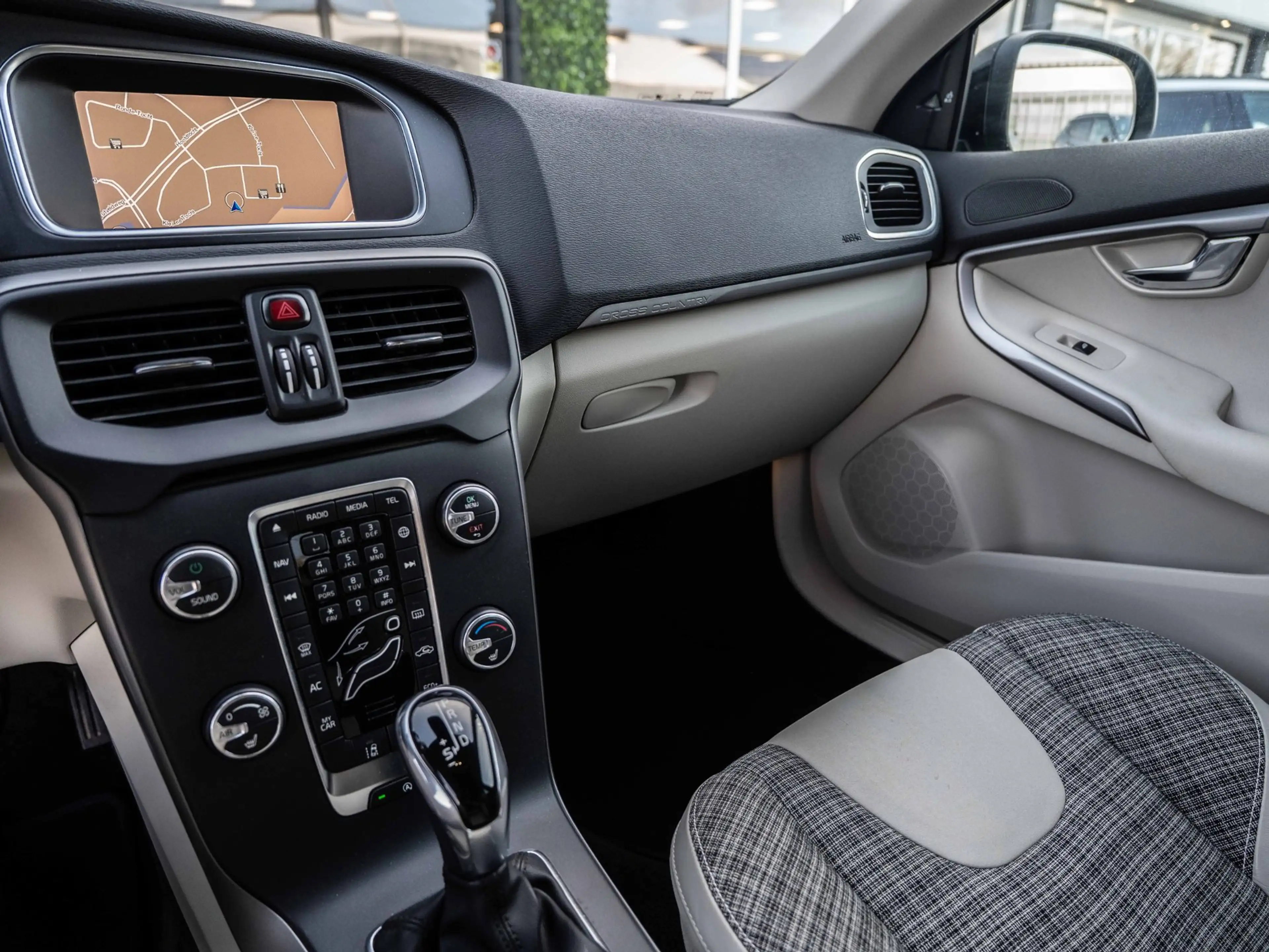 Volvo V40 Cross Country 1.5 T3 Aut. Momentum | Blis | 18" LMV | Winter Pac — photo 2