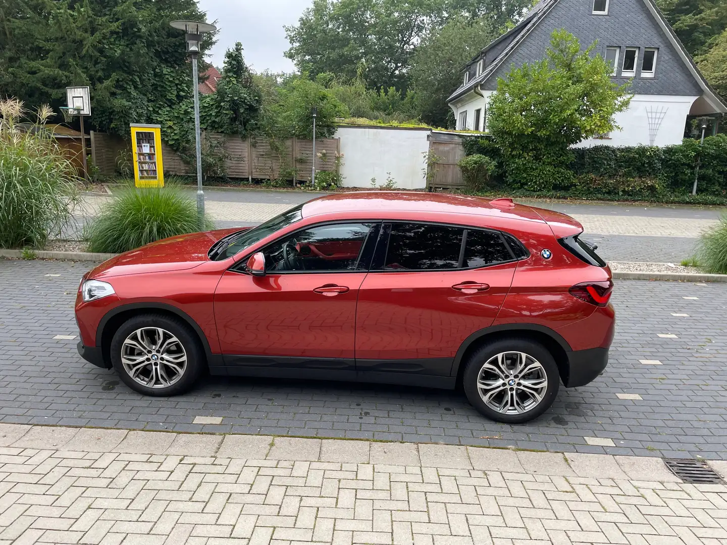 BMW X2 X2 sDrive18i Aut. Advantage Plus Rot - 1
