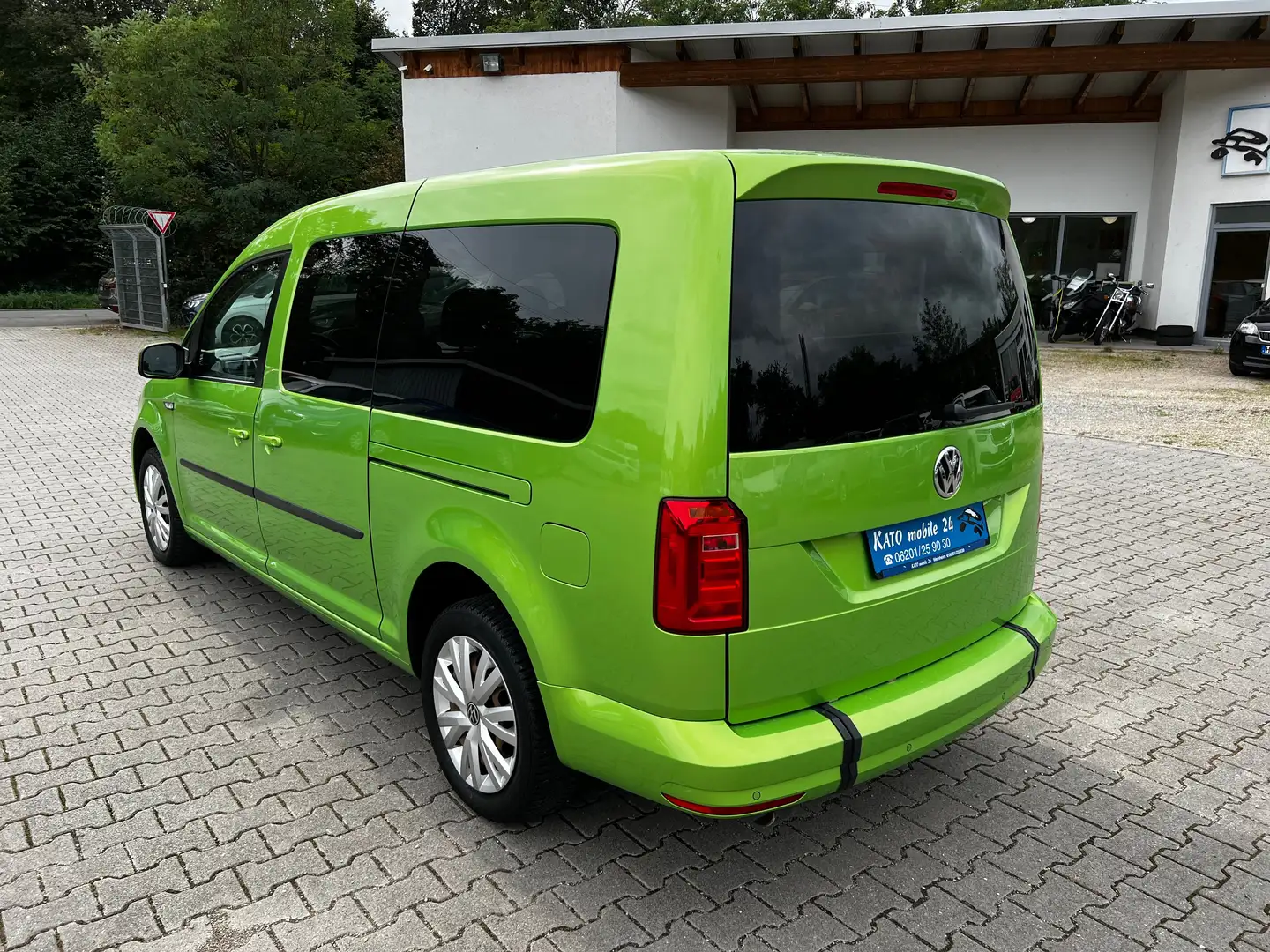 Volkswagen Caddy Maxi BMT mit Navigationssystem und Rollstuhl Rampe Grün - 2