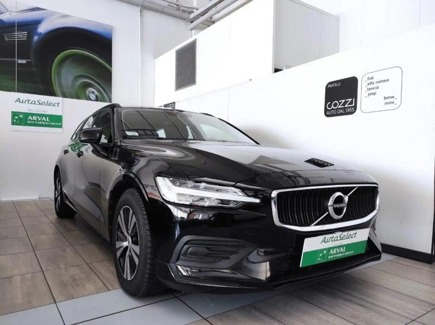 Volvo V60 (2018-->) - V60 D3 Geartronic Momentum Business Zwart - 1