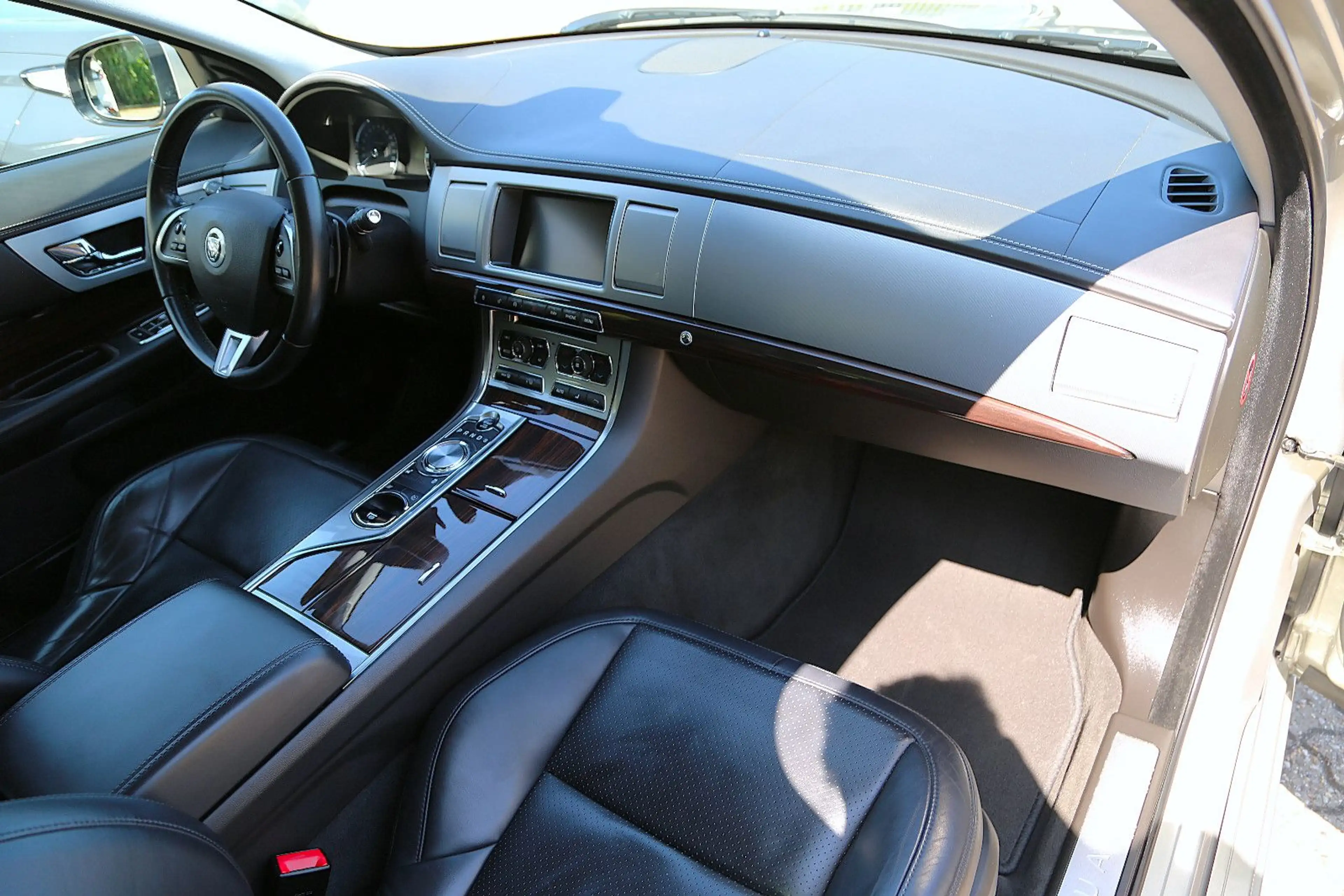 Jaguar XF 3.0 V6 Diesel Navi Leder Xenon Kamera 1. Hand — photo 7