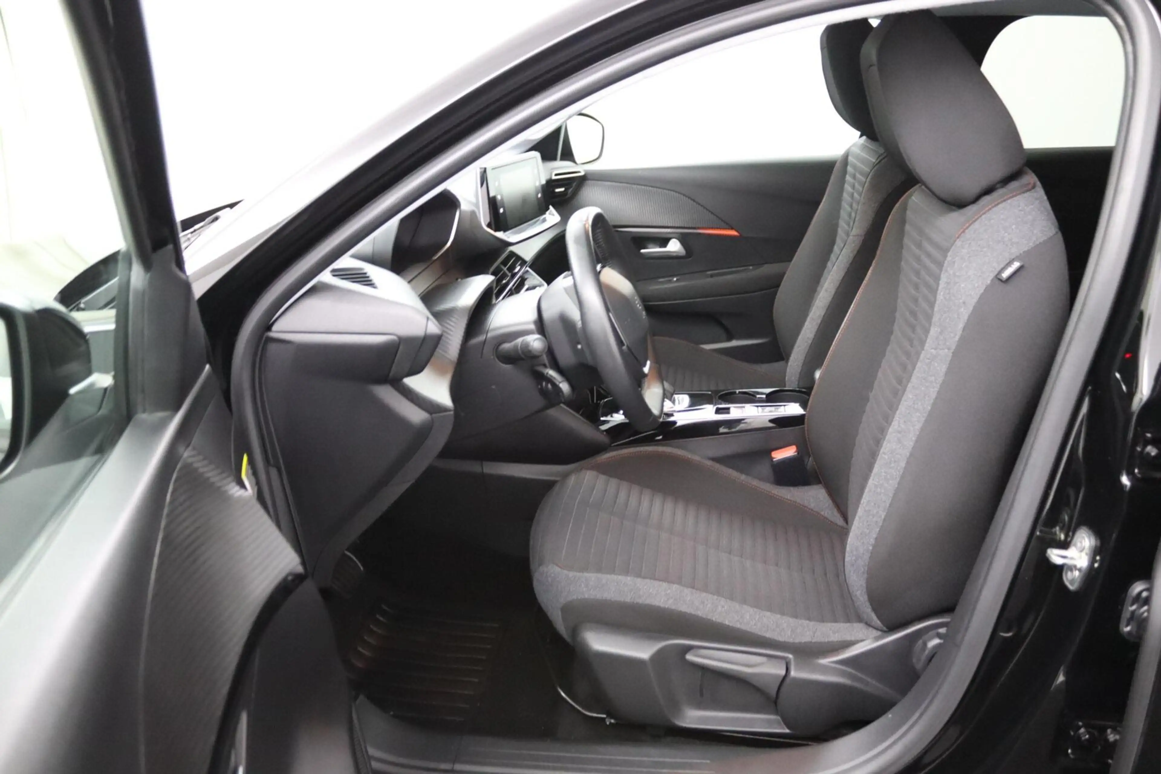 Peugeot e-208 EV Active Pack 50 kWh | LED | Climate control | — photo 5