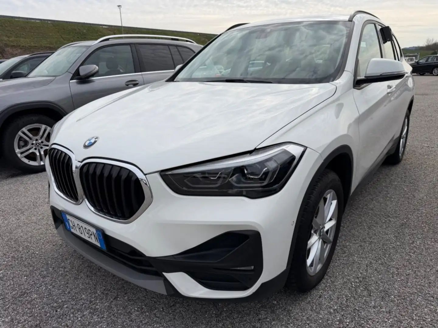 BMW X1 sDrive18d Business Advantage Weiß - 1