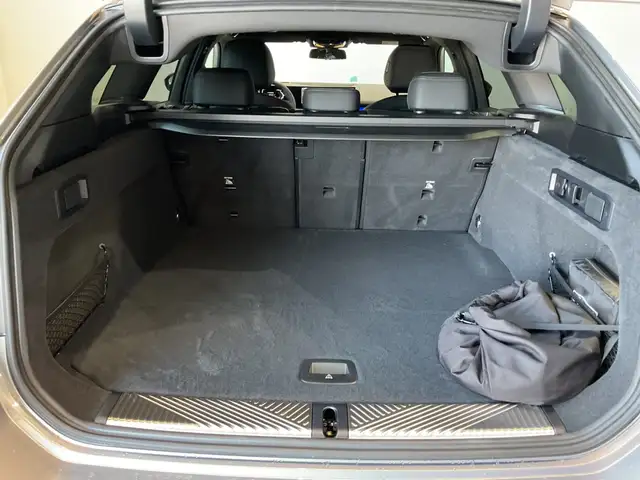 BMW 5 Series view 10