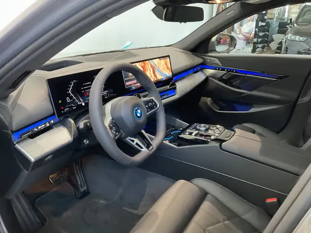BMW 5 Series view 6