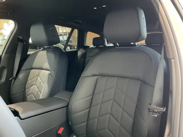 BMW 5 Series view 8