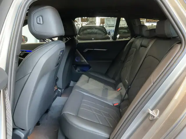BMW 5 Series view 9