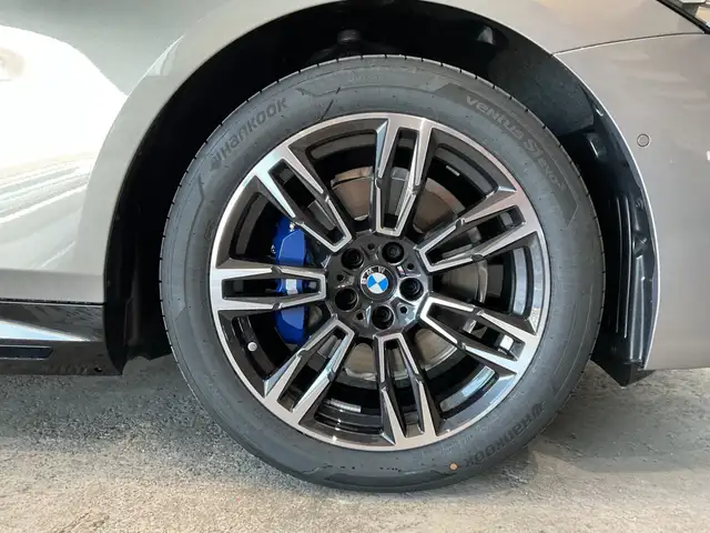 BMW 5 Series view 12