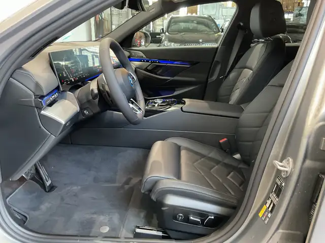 BMW 5 Series view 7
