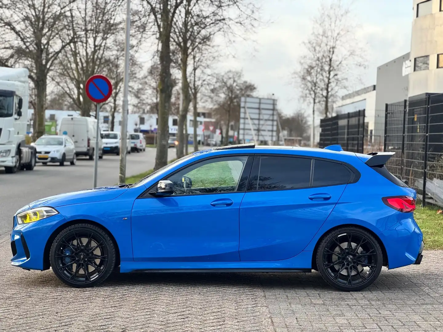 BMW 135 1-serie M135i xDrive High Executive|AUT|PANO|CARPL Blauw - 2