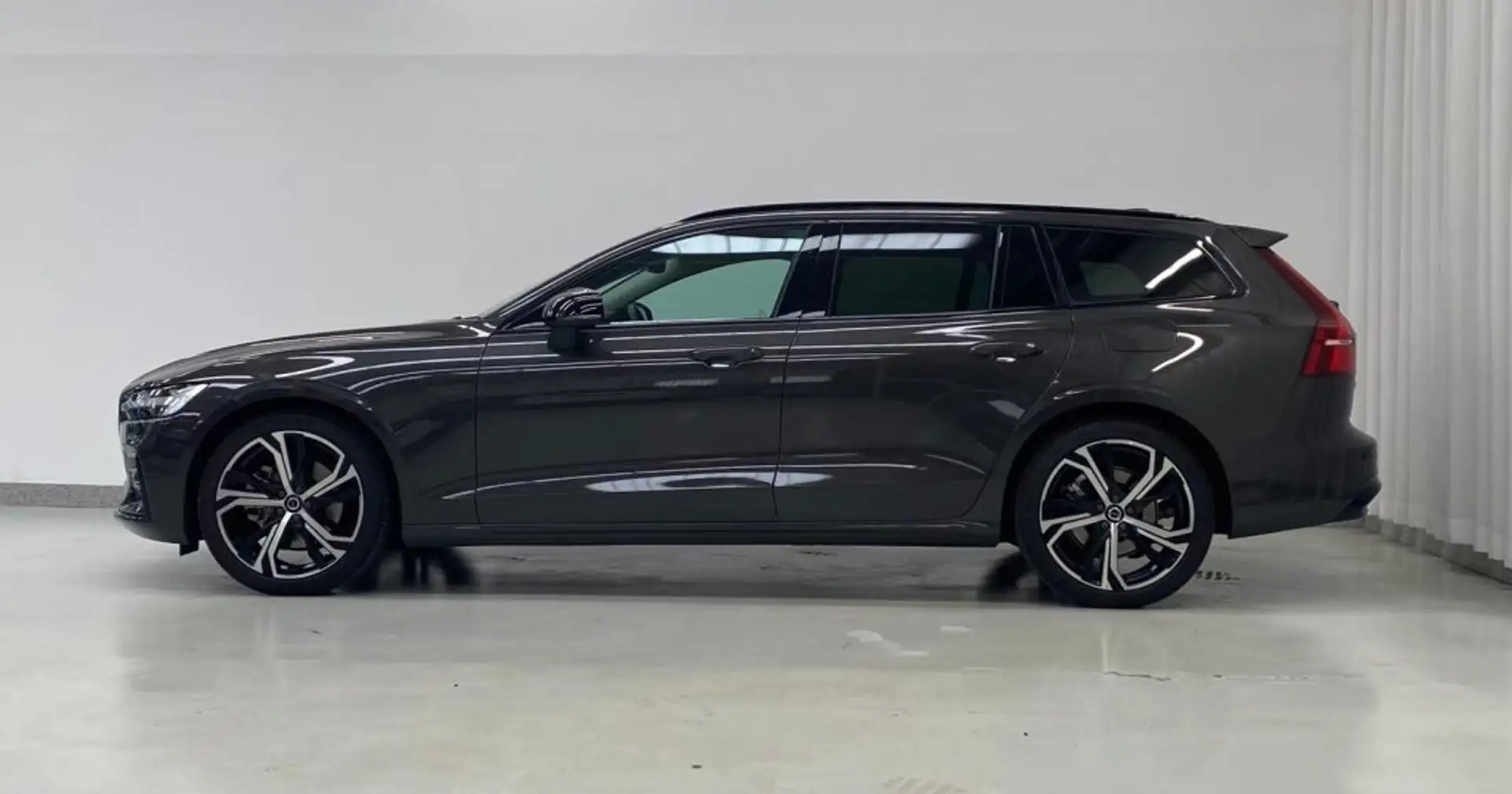 Volvo V60 B4 (d) automatico Plus Dark Grigio - 2