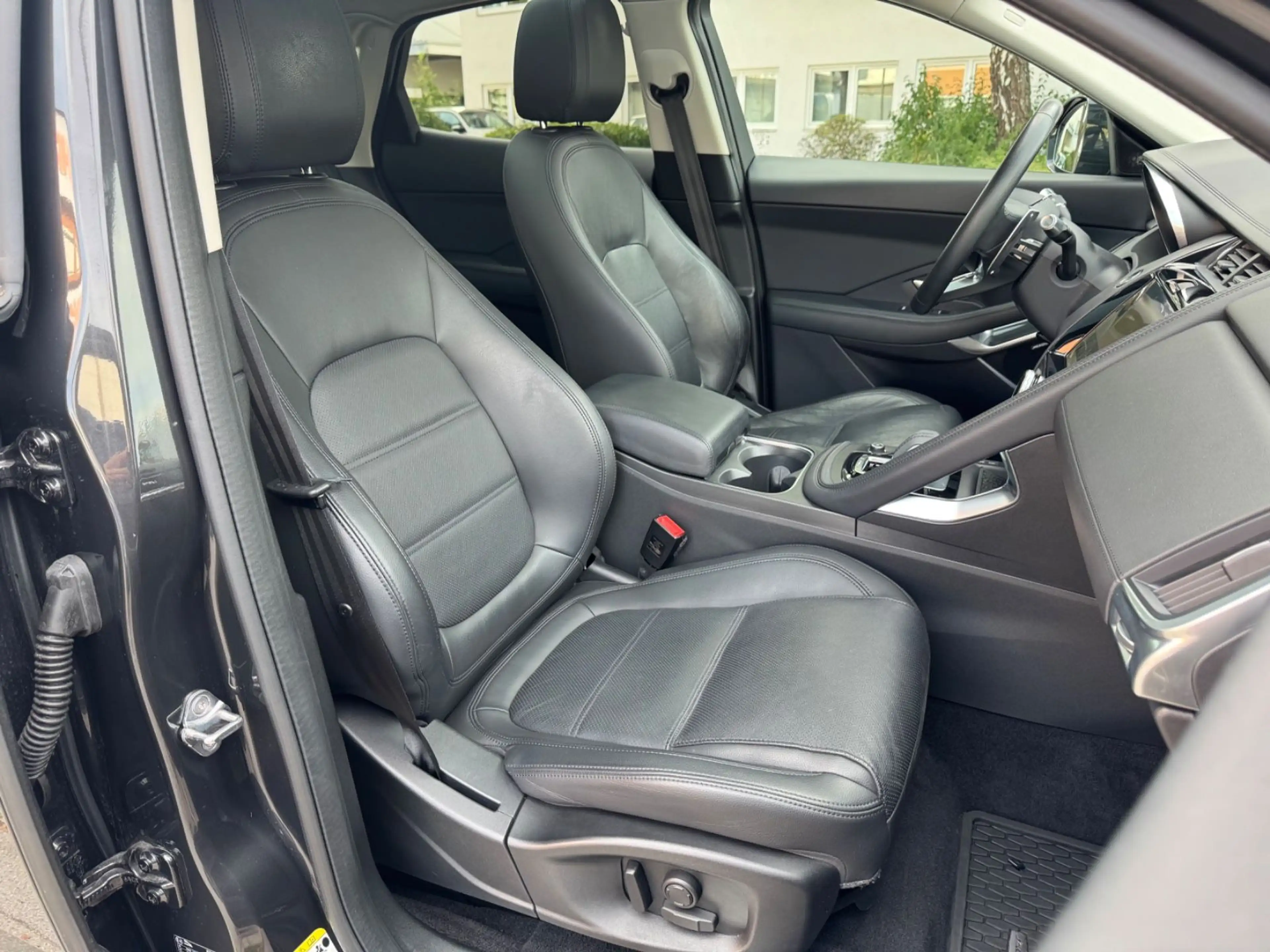Jaguar E-Pace P200 SE/AWD/LED/ACC/Leder/360°/Key/Pano — photo 6
