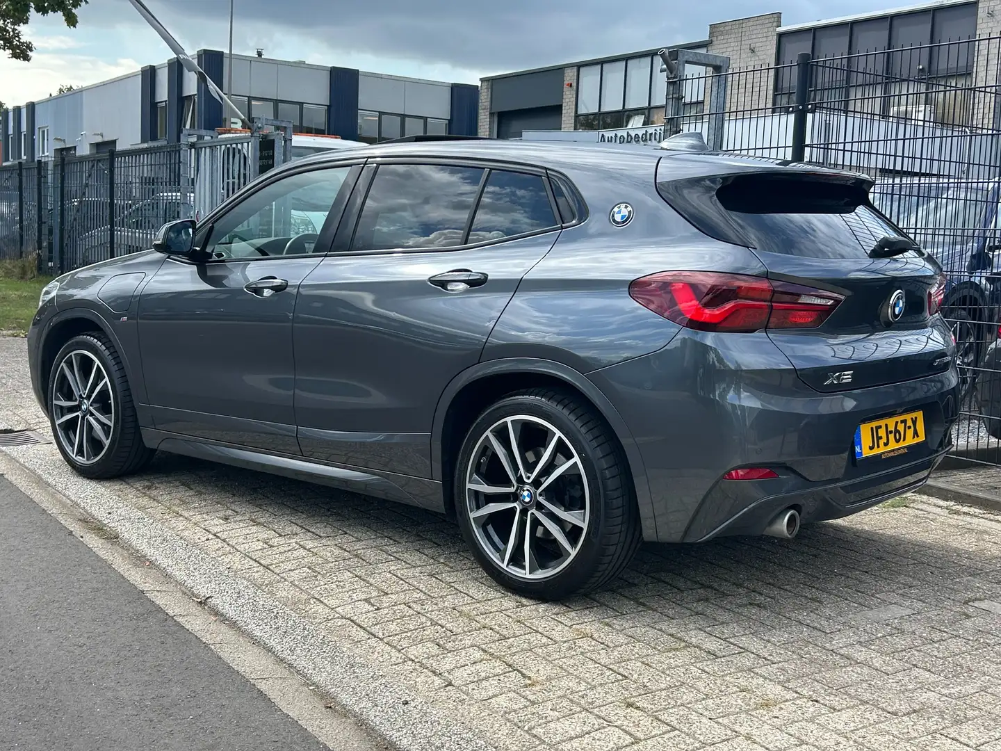 BMW X2 BMW X2 xDrive25e High Exe M-Sport BTW-Auto Grijs - 2