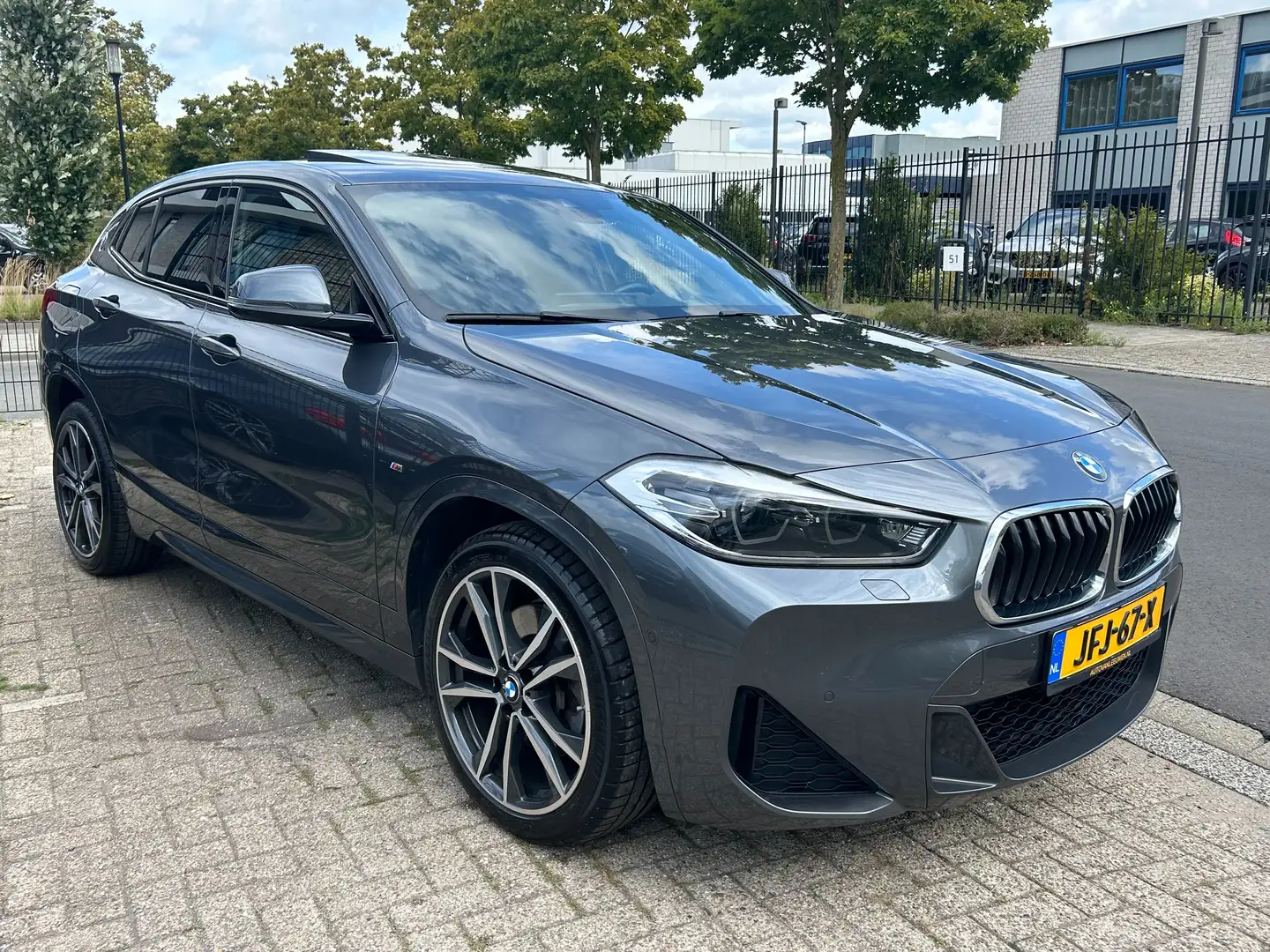 BMW X2 BMW X2 xDrive25e High Exe M-Sport BTW-Auto Grijs - 1