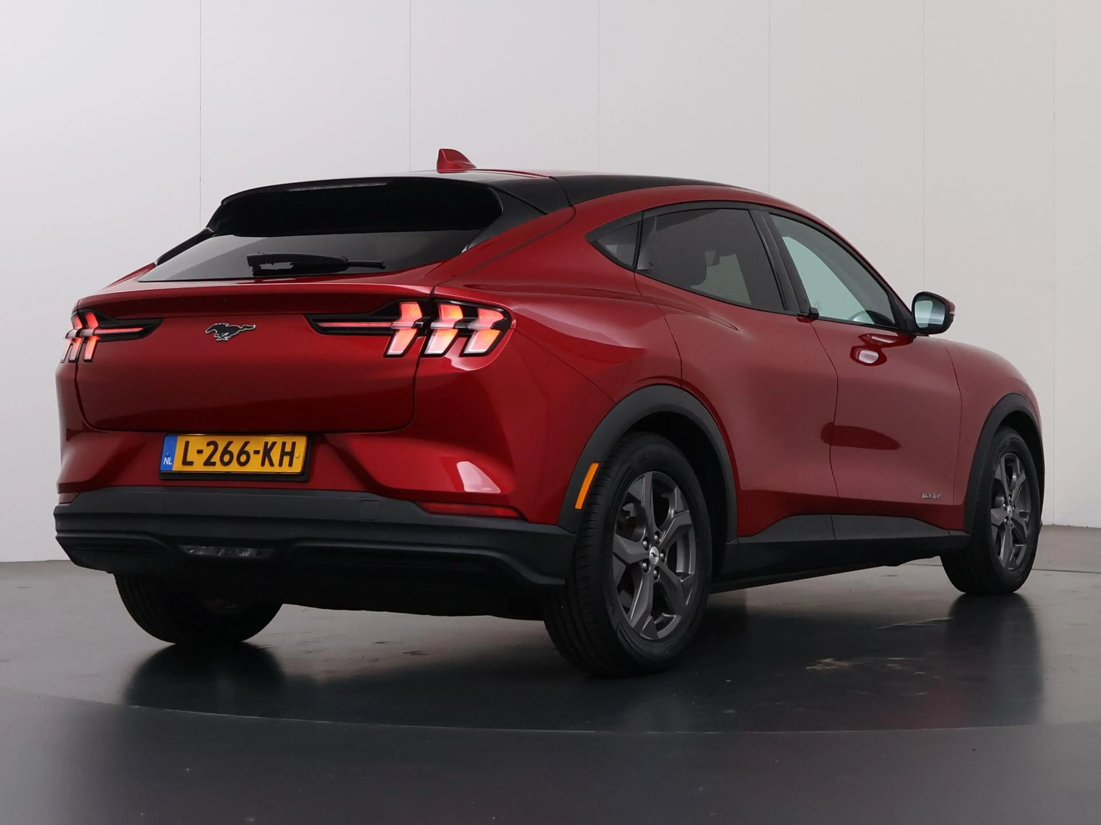 Ford Mustang Mach-E RWD 75 kWh | Winterpakket | Navigatie | Parkeercam — photo 2