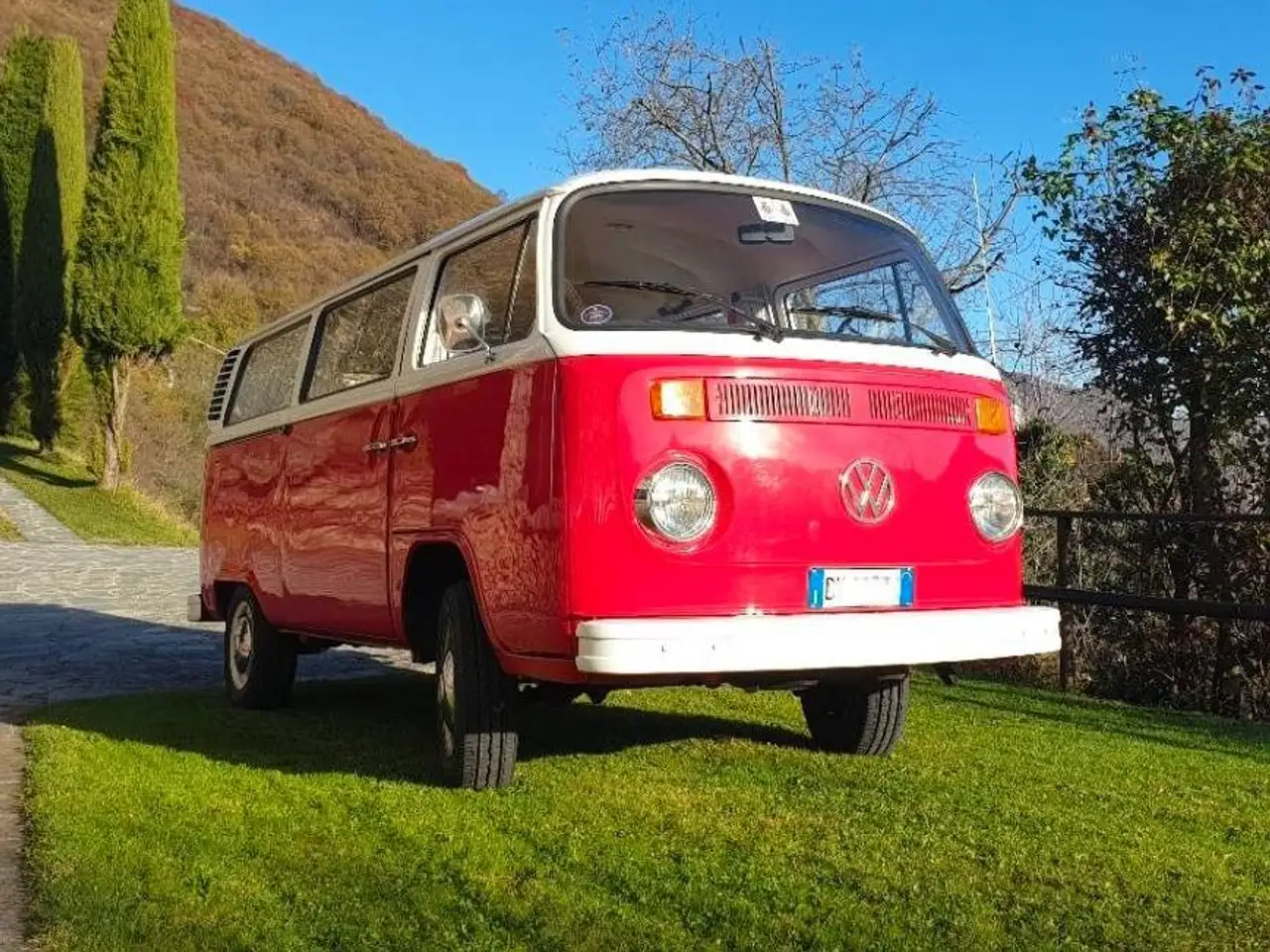 Volkswagen T2 Late Bay - con parabrezza e finestrini anteriori che formano una "finestra arrotondata", foto 1