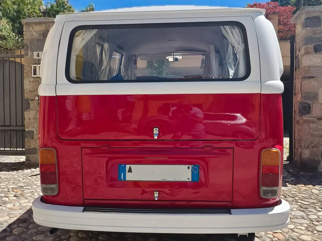 Volkswagen T2 Late Bay - con parabrezza e finestrini anteriori che formano una "finestra arrotondata", foto 4